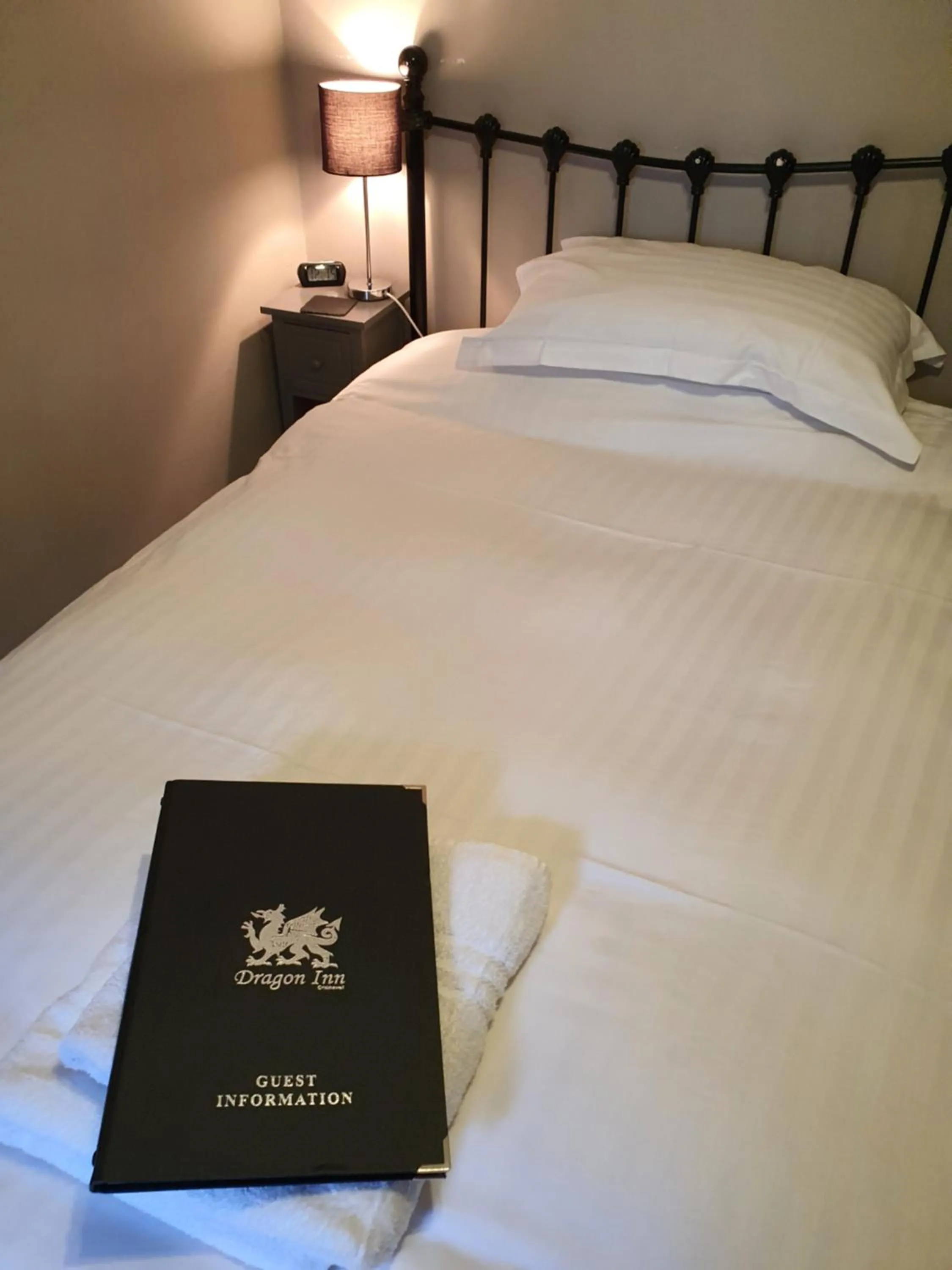 Bedroom, Bed in Dragon Inn