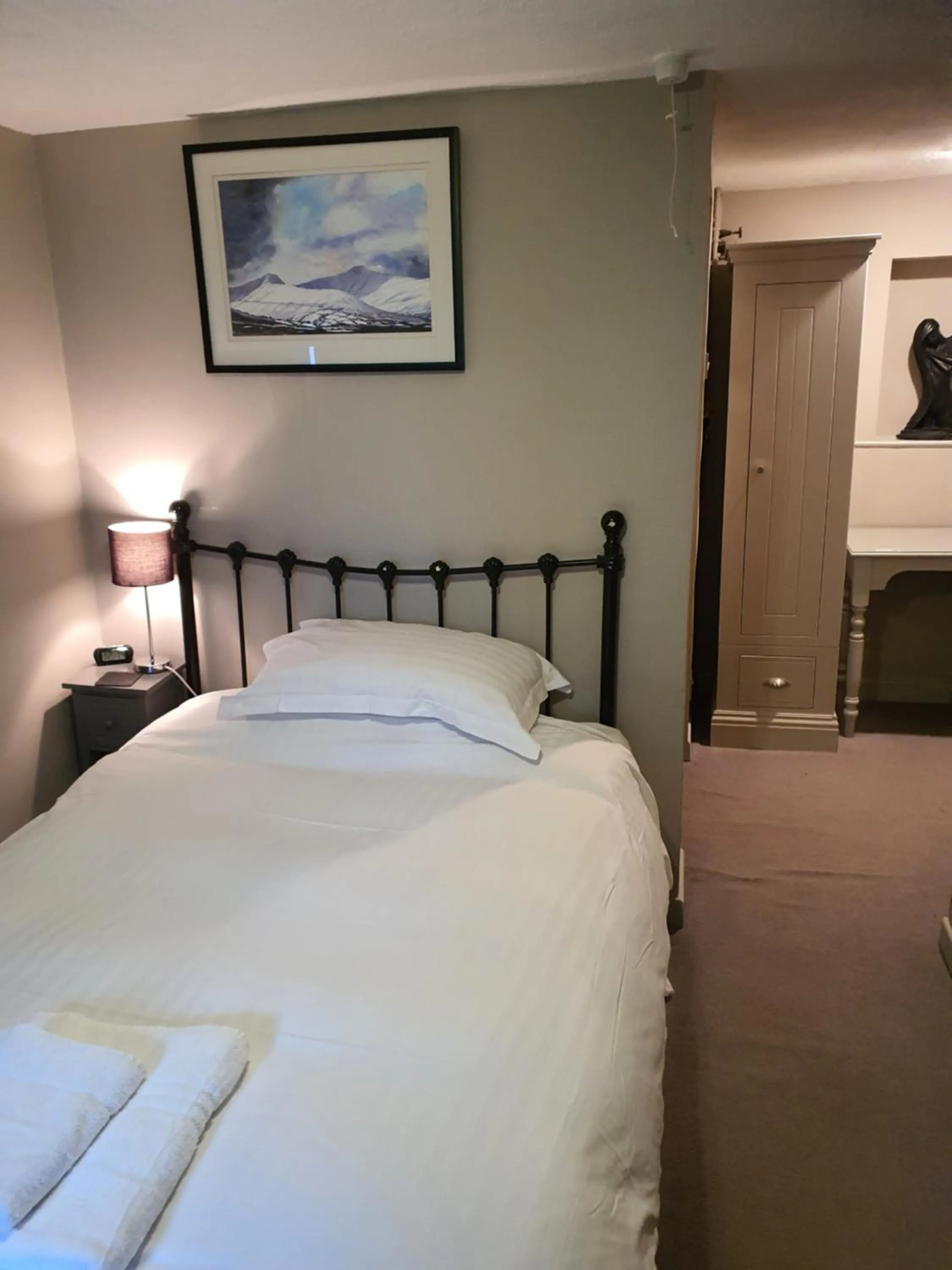 Bedroom, Bed in Dragon Inn