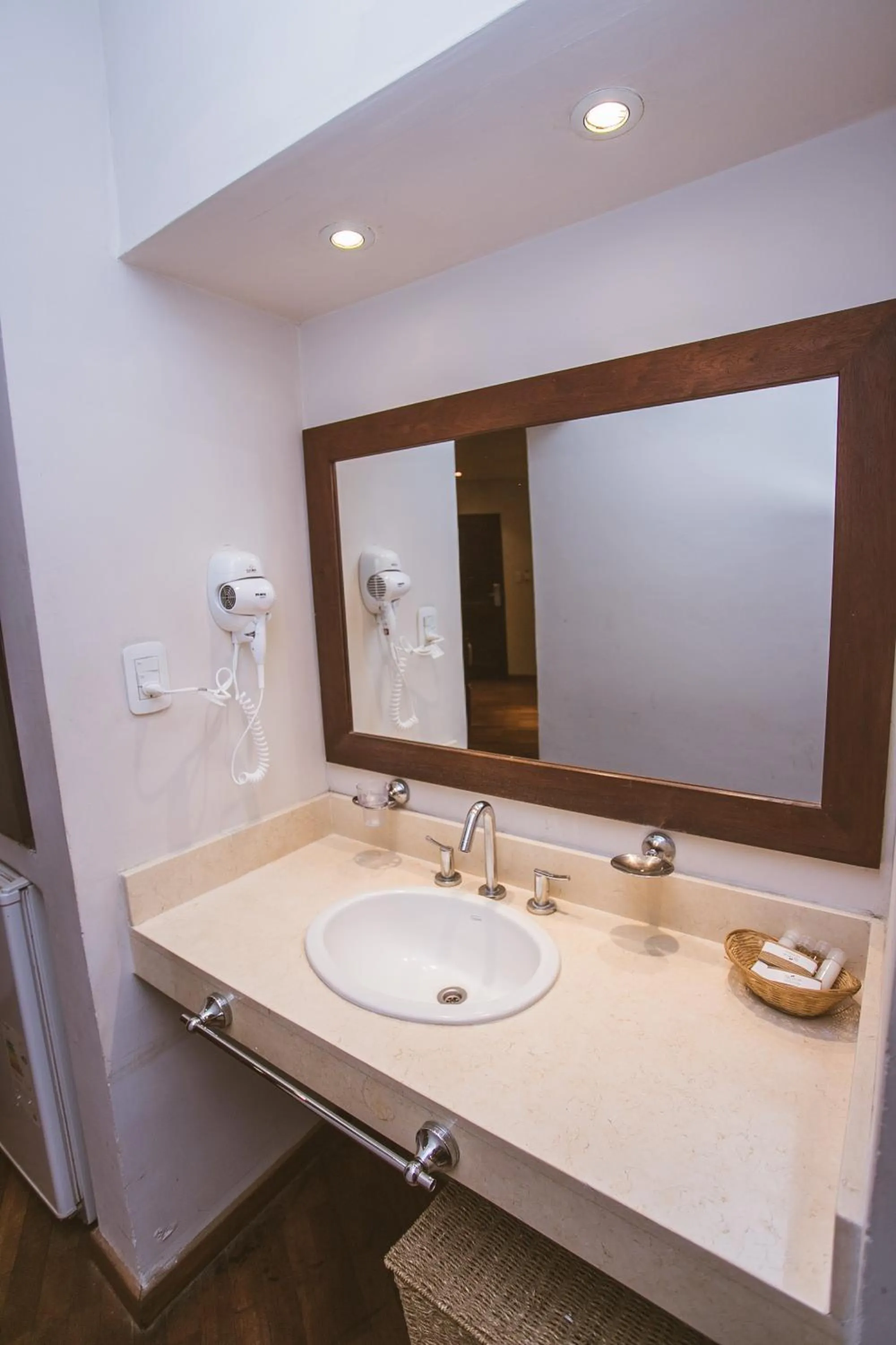 Río Arriba Suites & Apartments & Restó