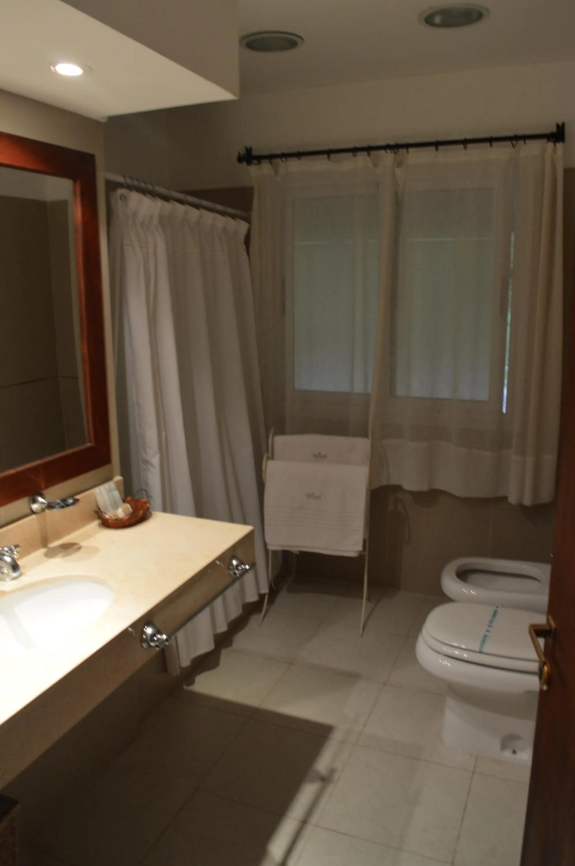 Río Arriba Suites & Apartments & Restó