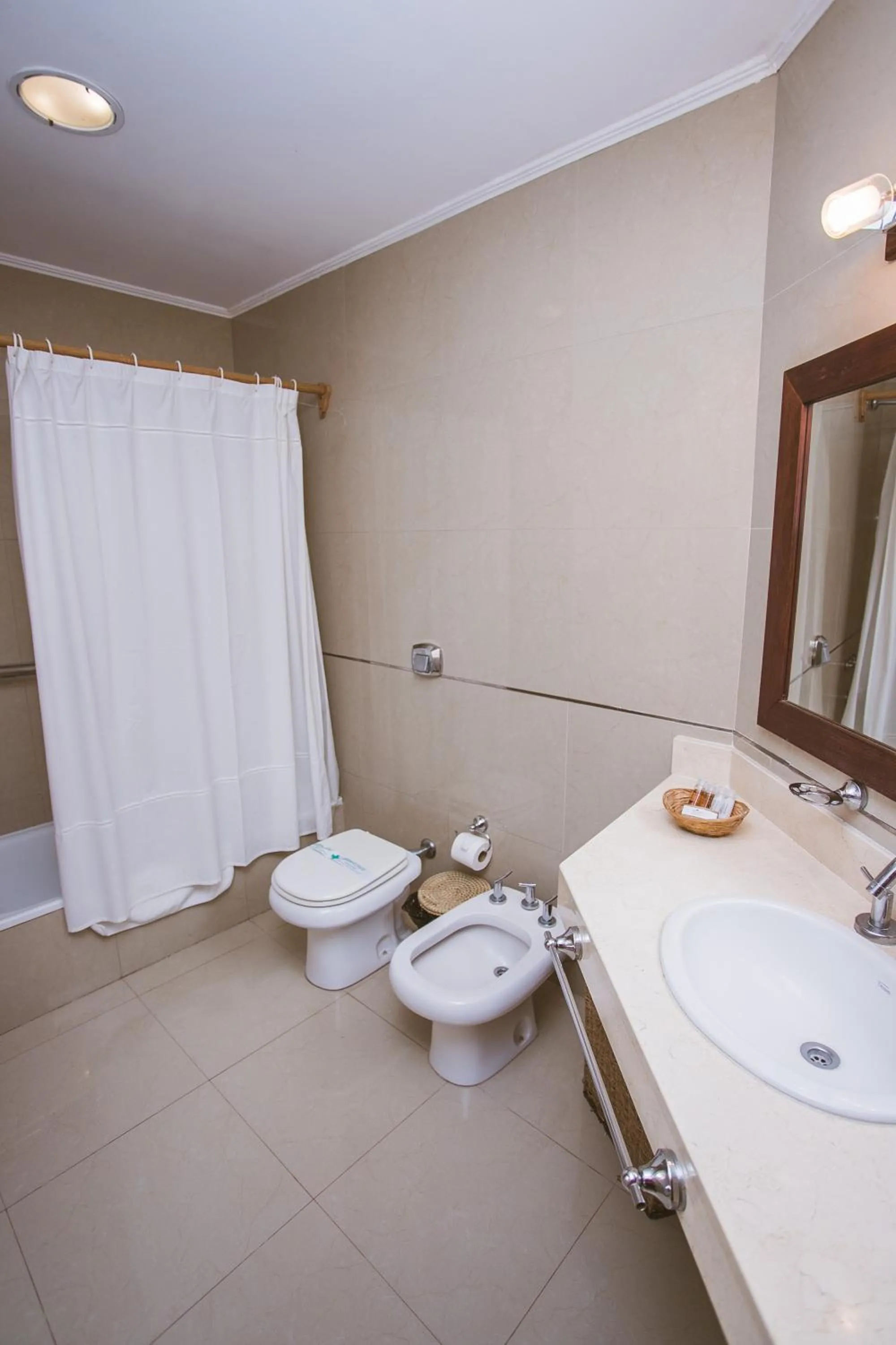 Río Arriba Suites & Apartments & Restó