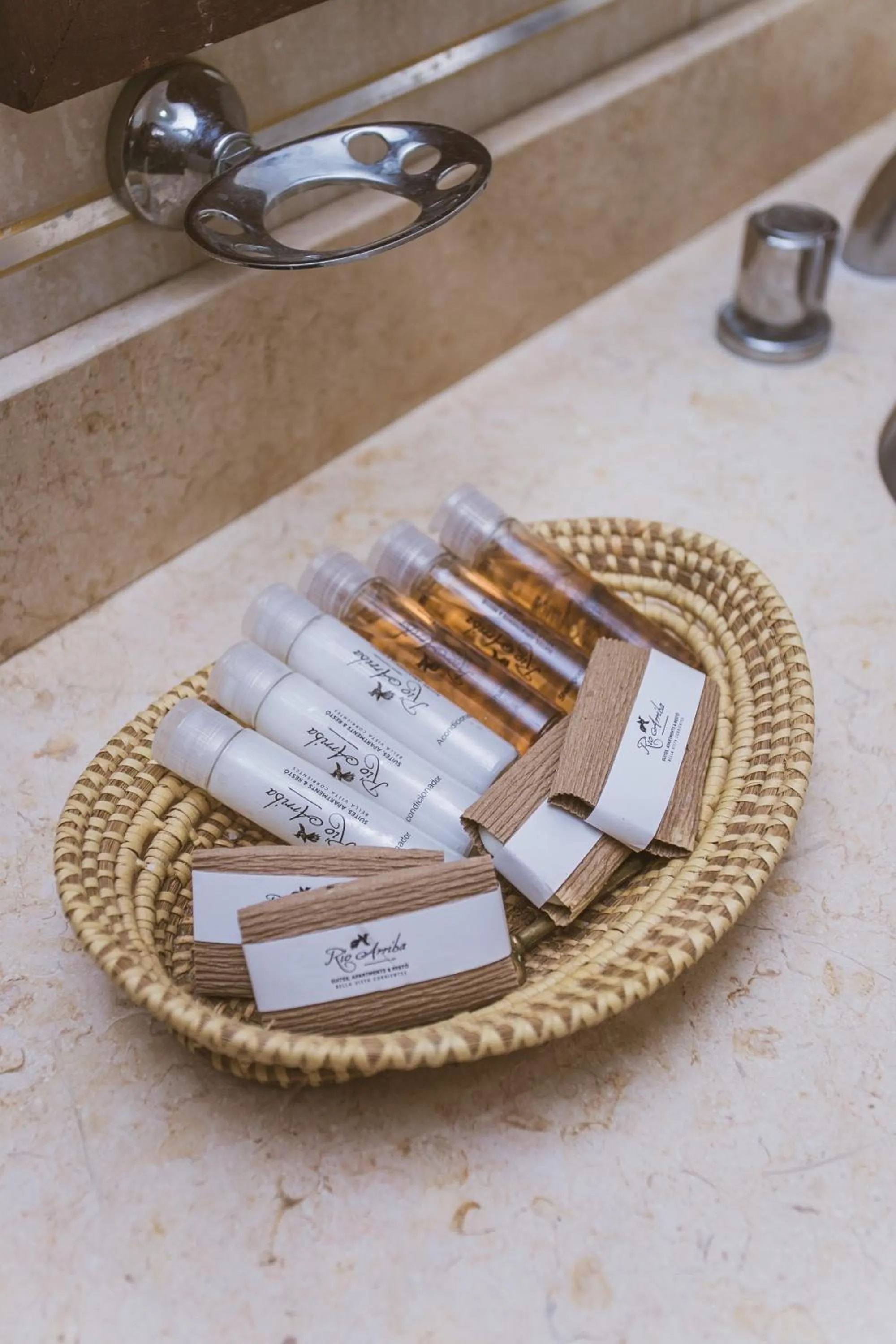 Río Arriba Suites & Apartments & Restó