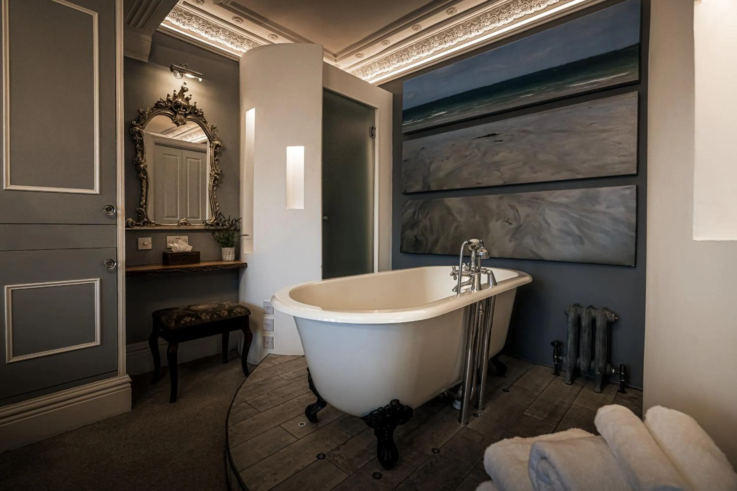 Bath in The Alamo Guest House