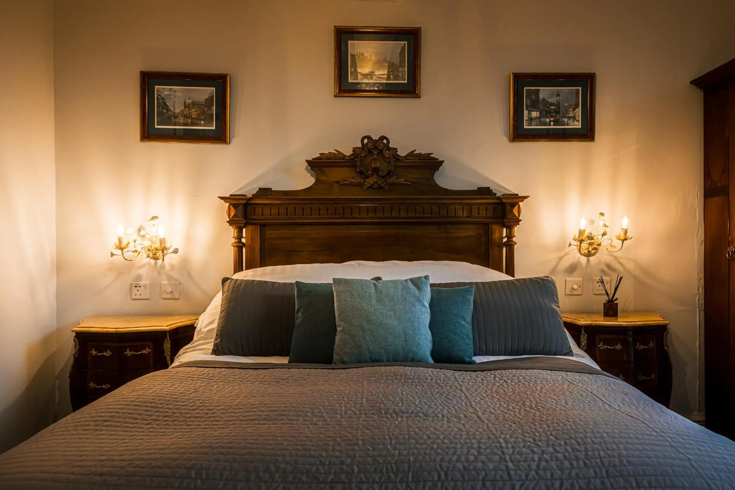 Bed in The Alamo Guest House