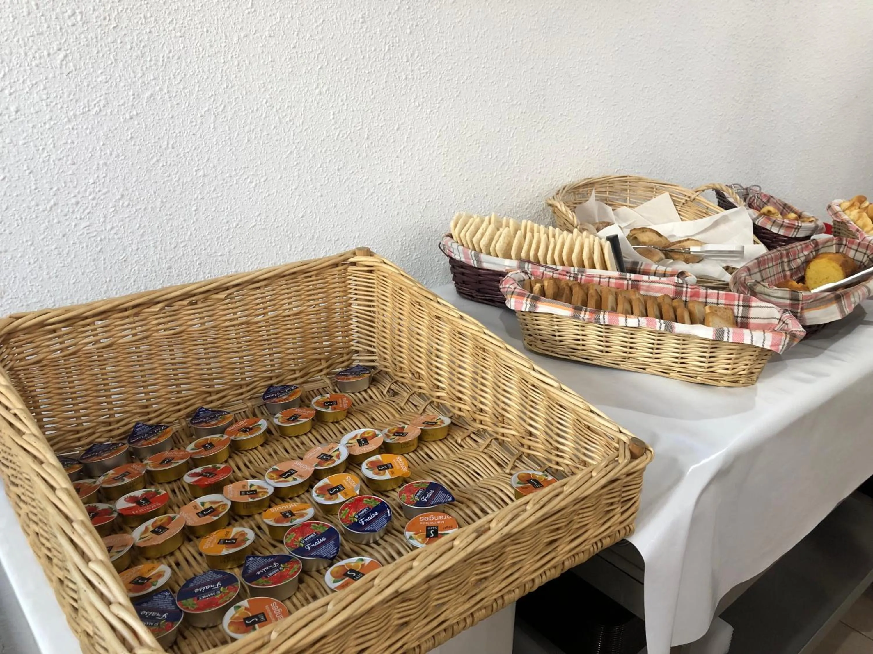 Continental breakfast in Hôtel Triotel
