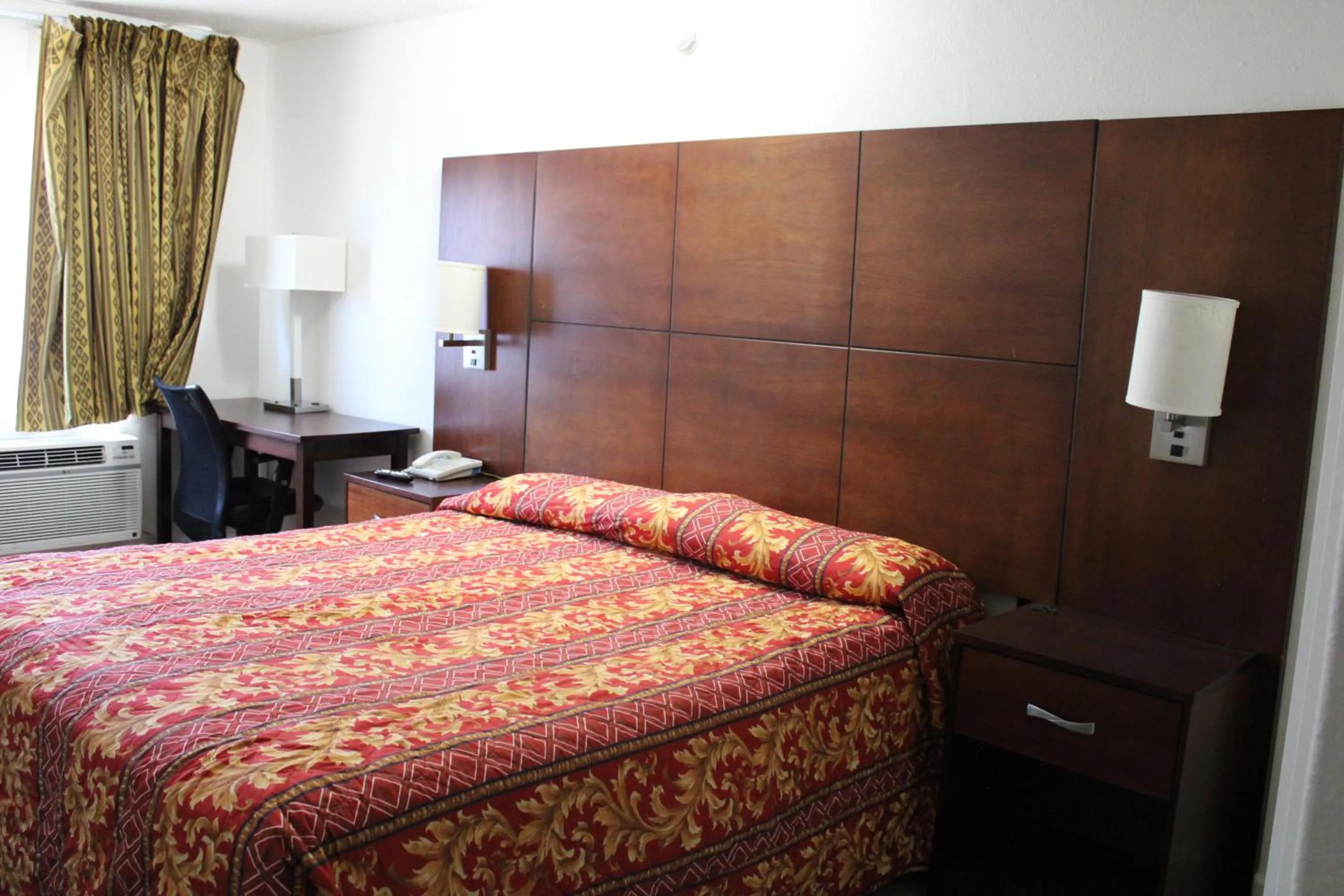 Bedroom, Bed in Flagstaff Motel
