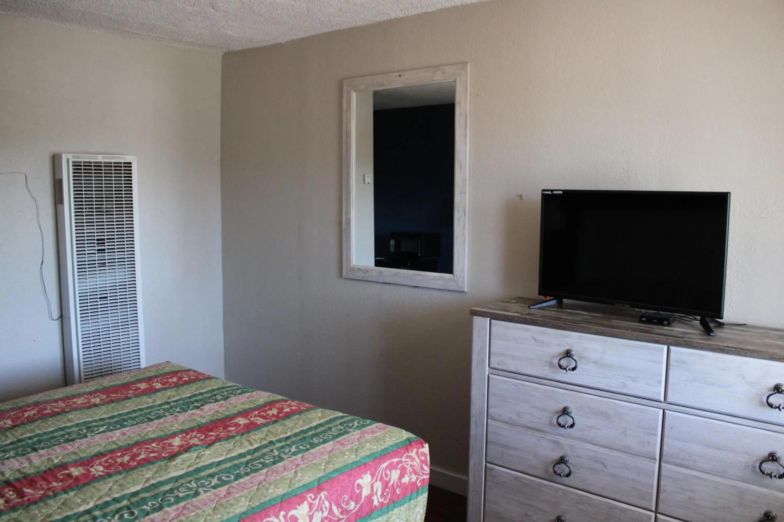 TV and multimedia, Bed in Flagstaff Motel