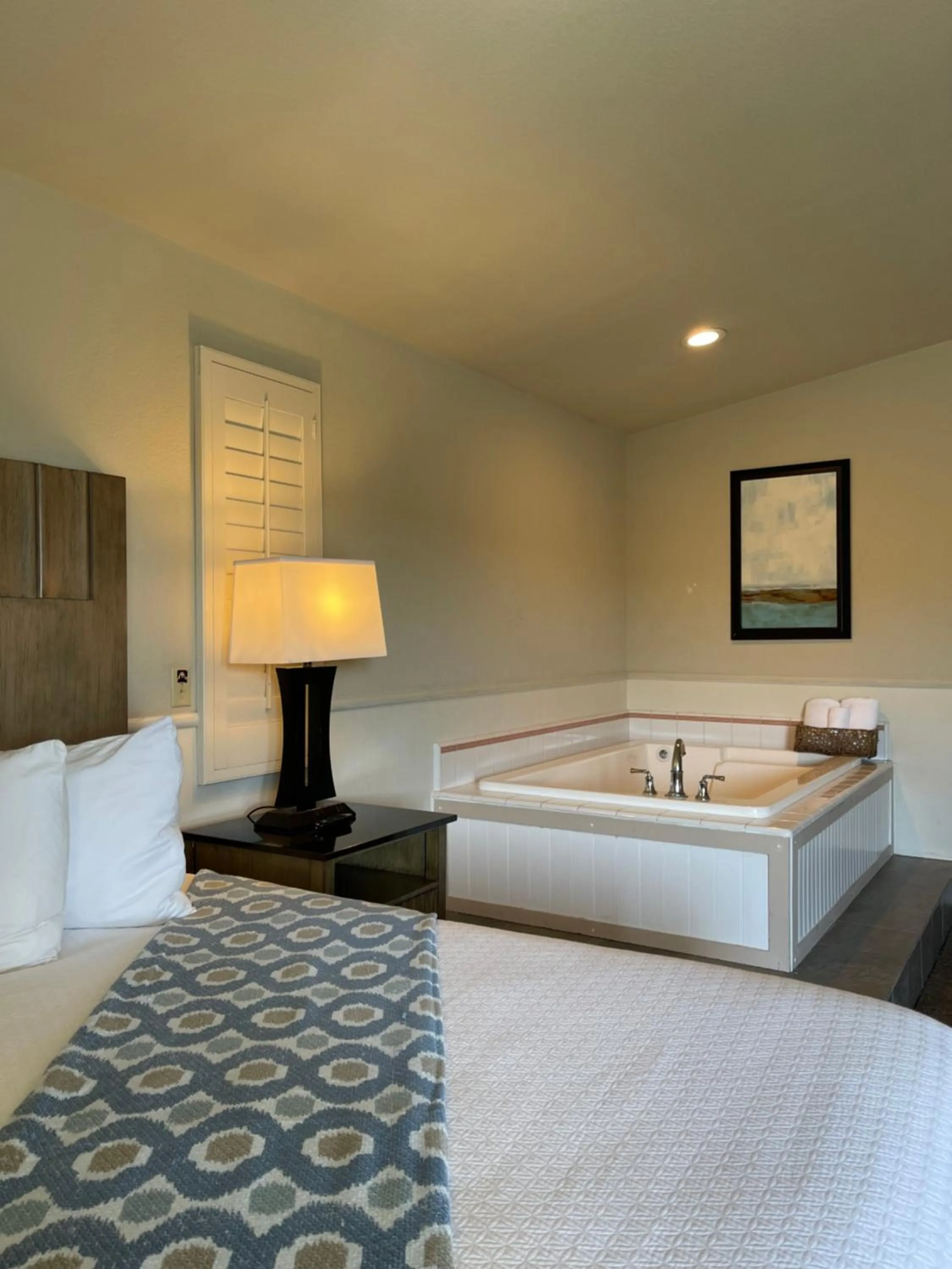 Photo of the whole room, Bed in Cambria Landing Inn and Suites