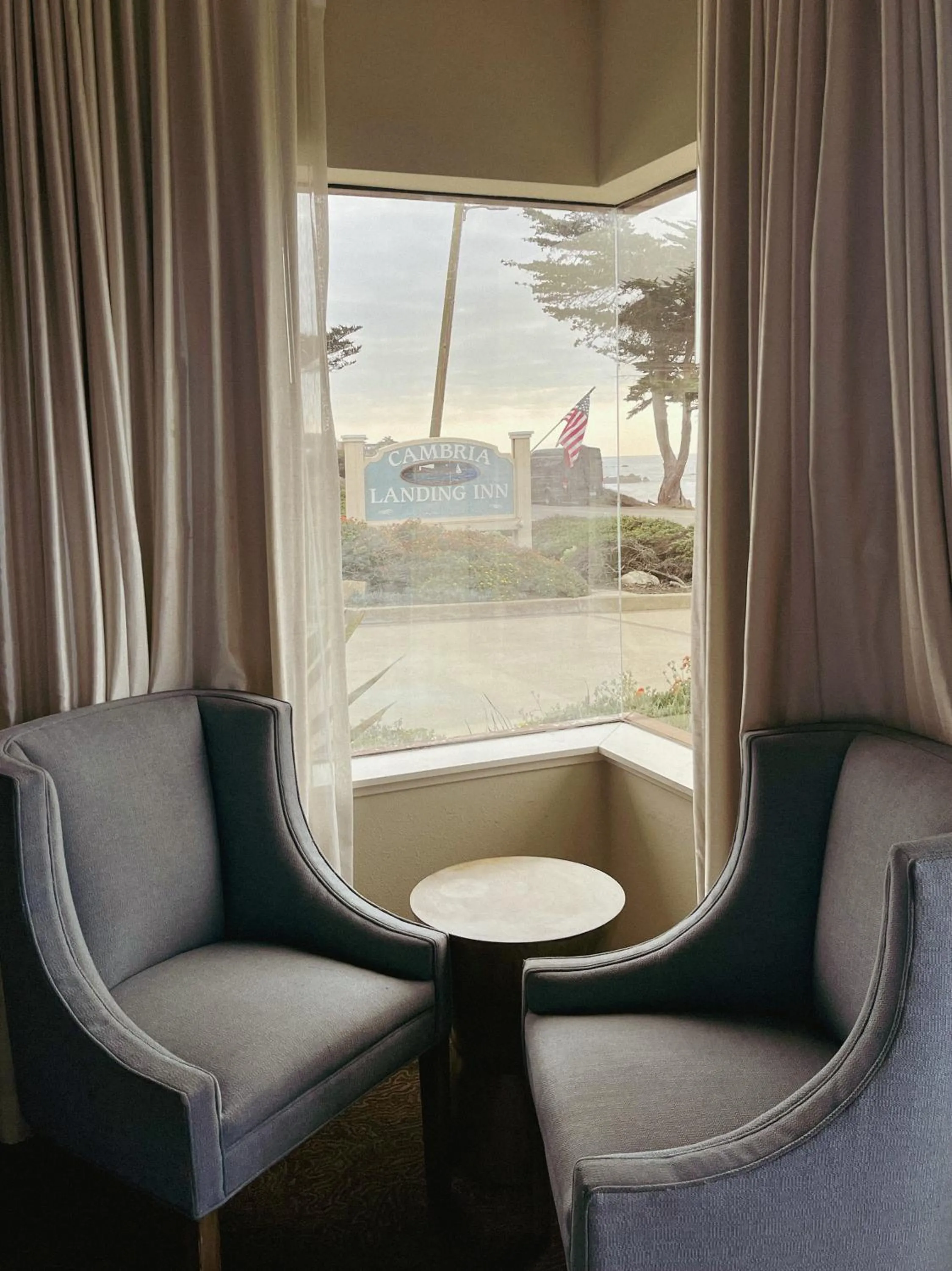 Seating area in Cambria Landing Inn and Suites