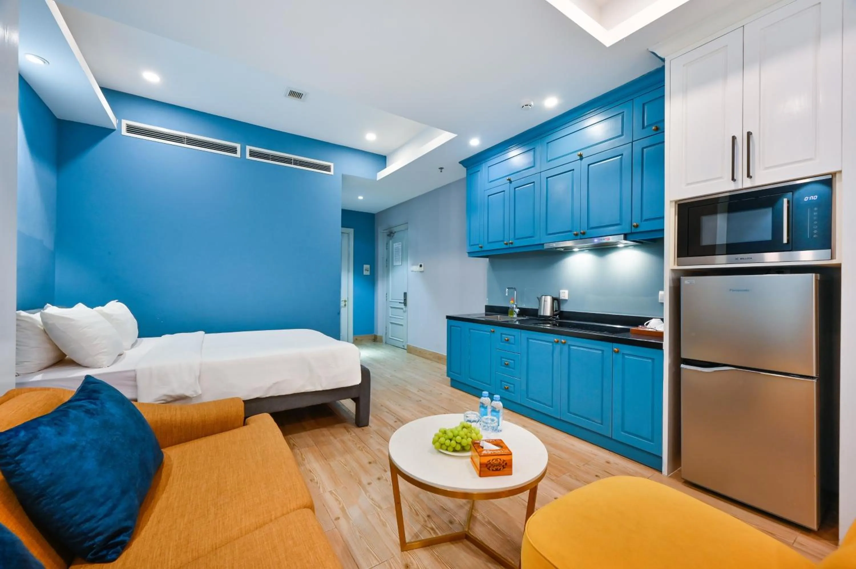 Photo of the whole room, Bed in Sam Royal Apartment