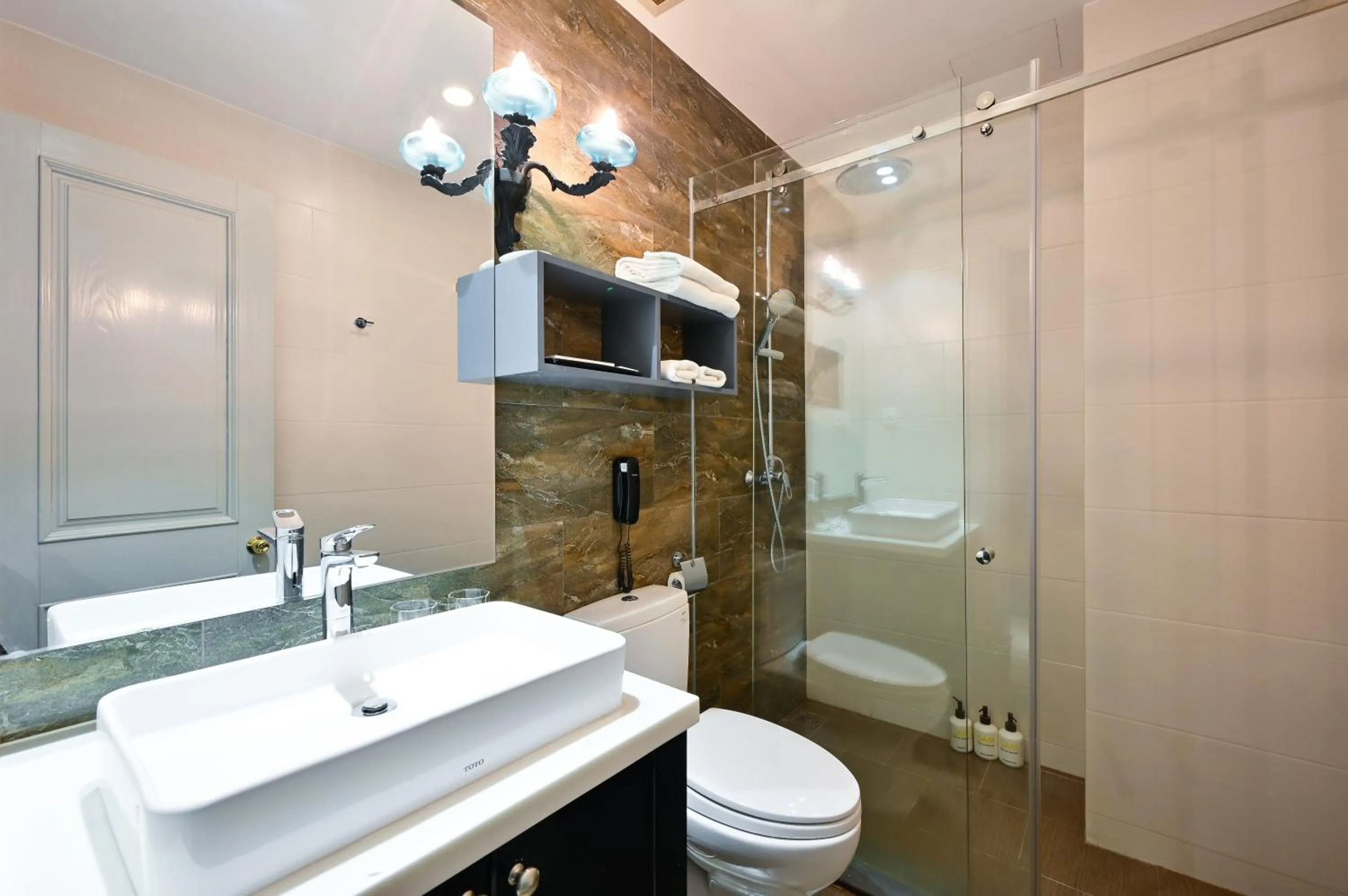 Shower in Sam Royal Apartment