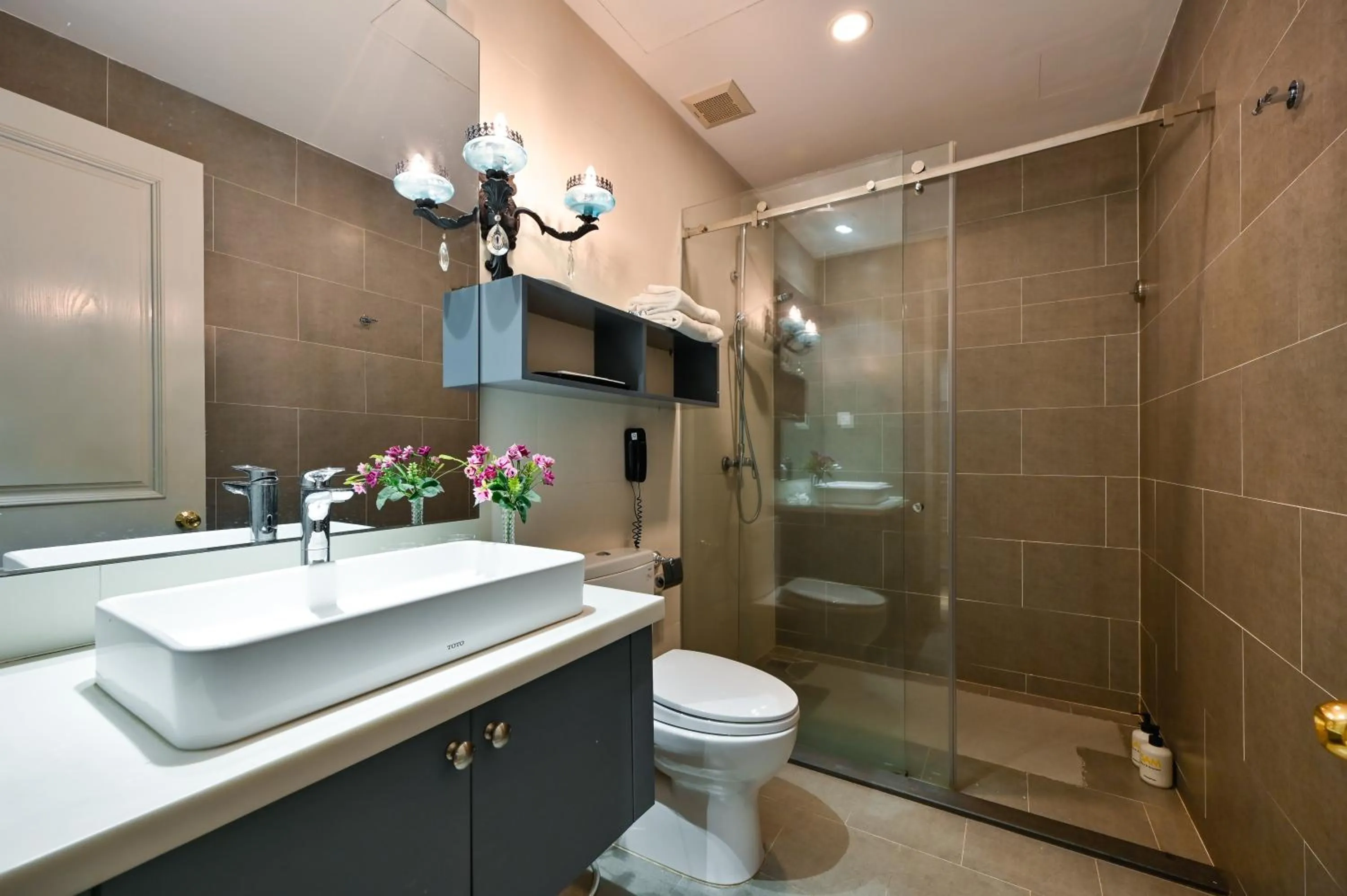 Bathroom in Sam Royal Apartment