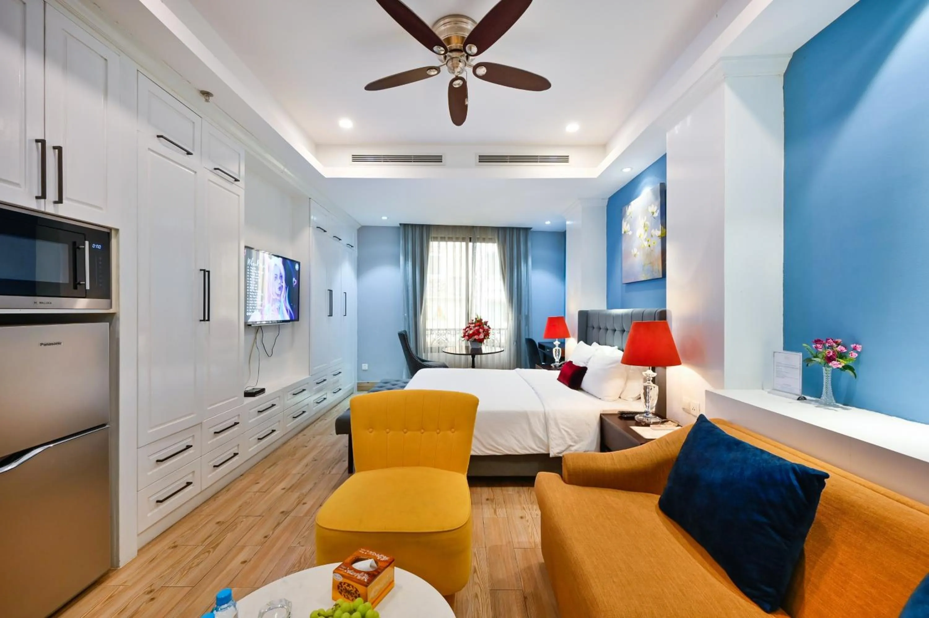 Photo of the whole room, Bed in Sam Royal Apartment