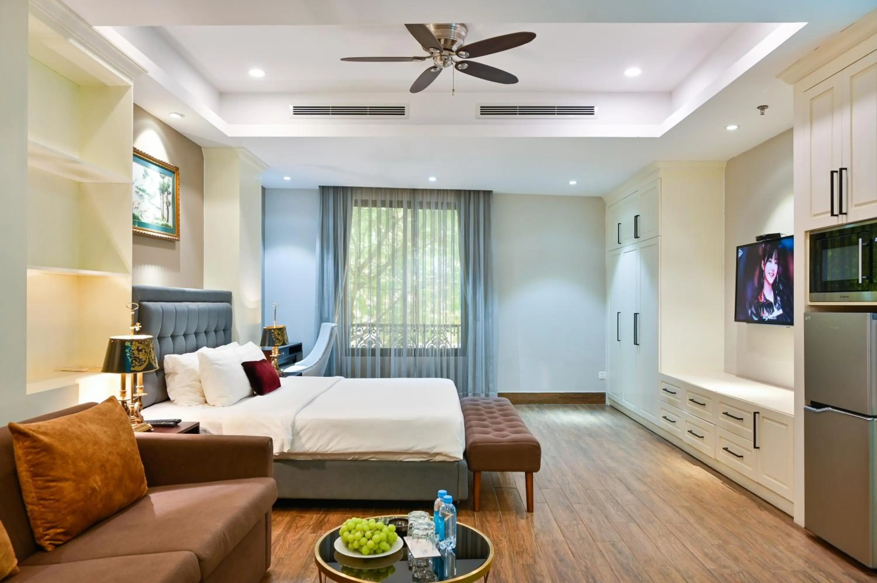 Photo of the whole room, Bed in Sam Royal Apartment