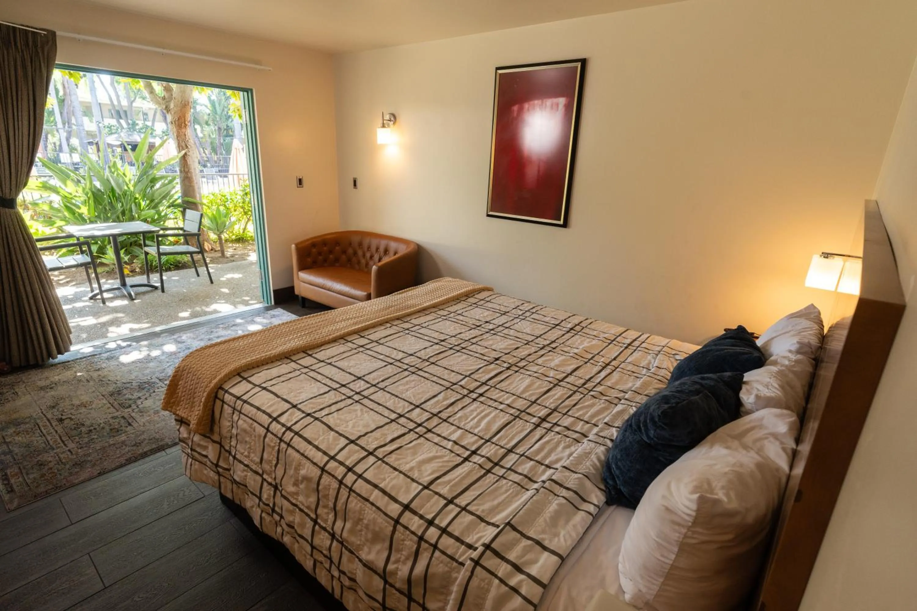 Bedroom, Bed in Lemon Tree Inn