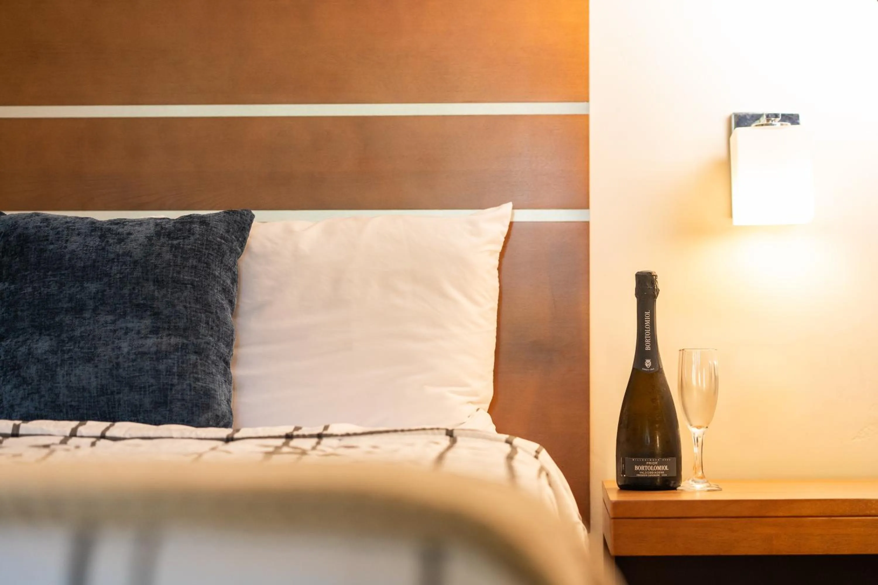 Alcoholic drinks, Bed in Lemon Tree Inn