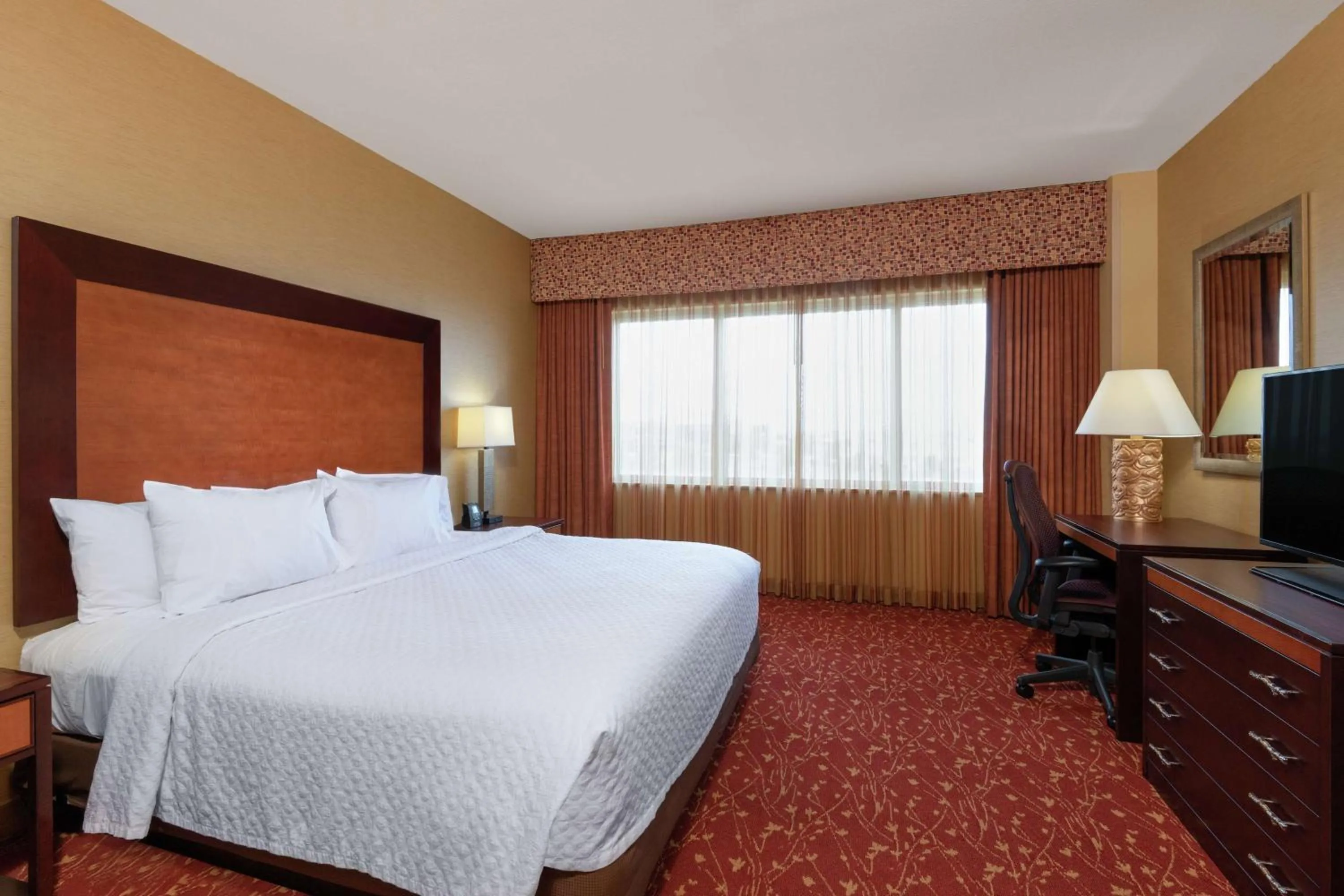 Bedroom, Bed in Embassy Suites Loveland Conference Center
