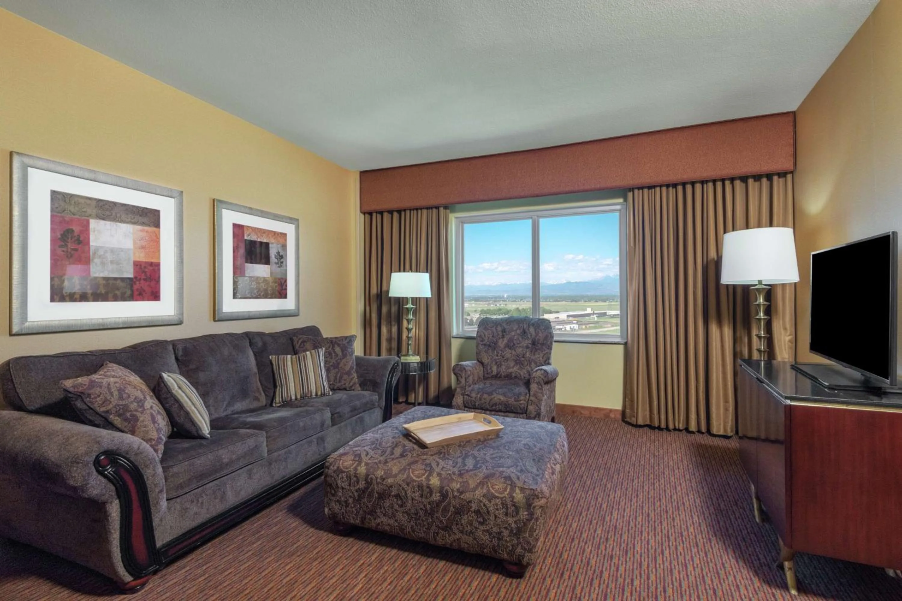 Living room in Embassy Suites Loveland Conference Center