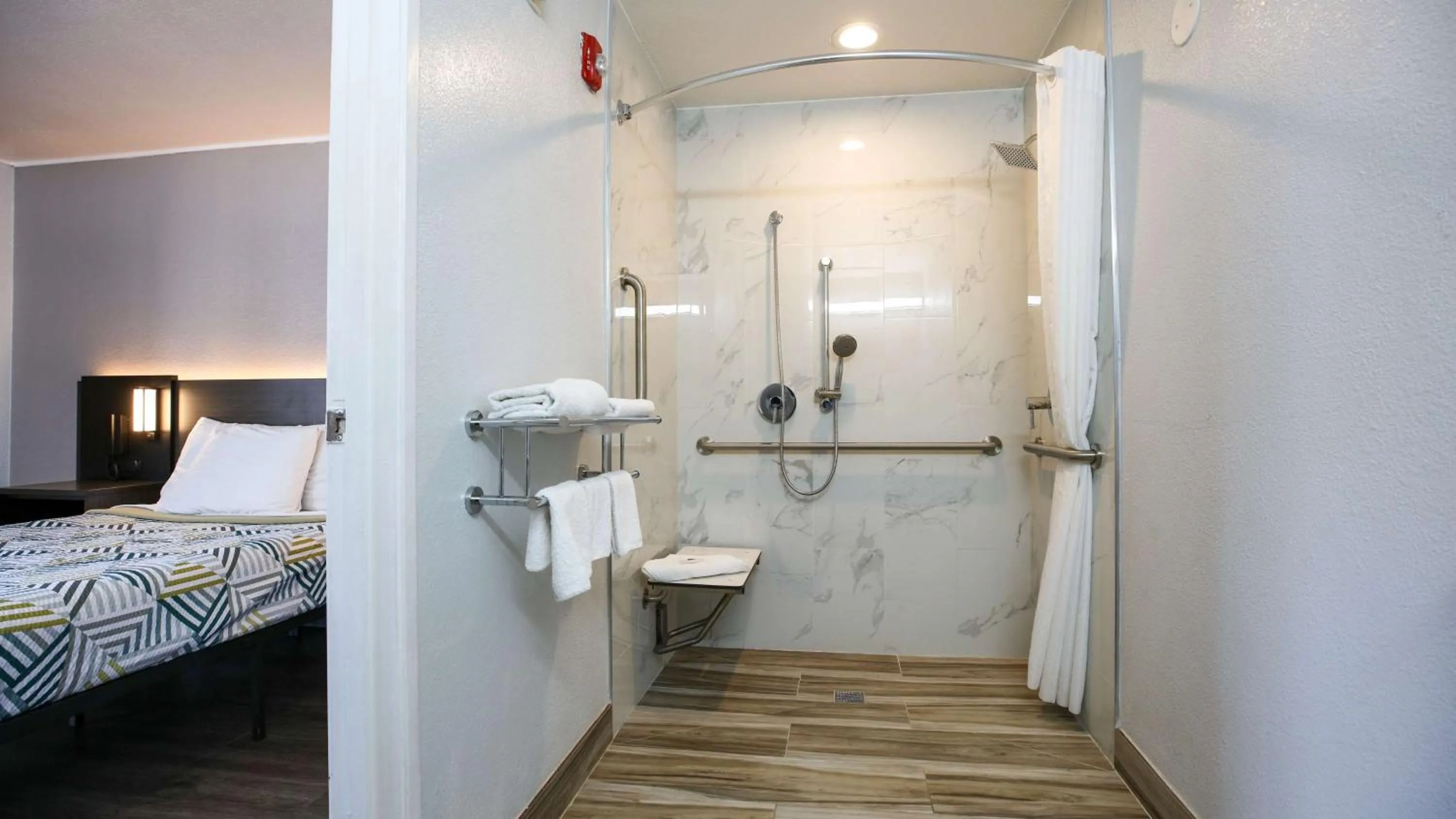 Shower, Bed in Motel 6-Sacramento, CA - North
