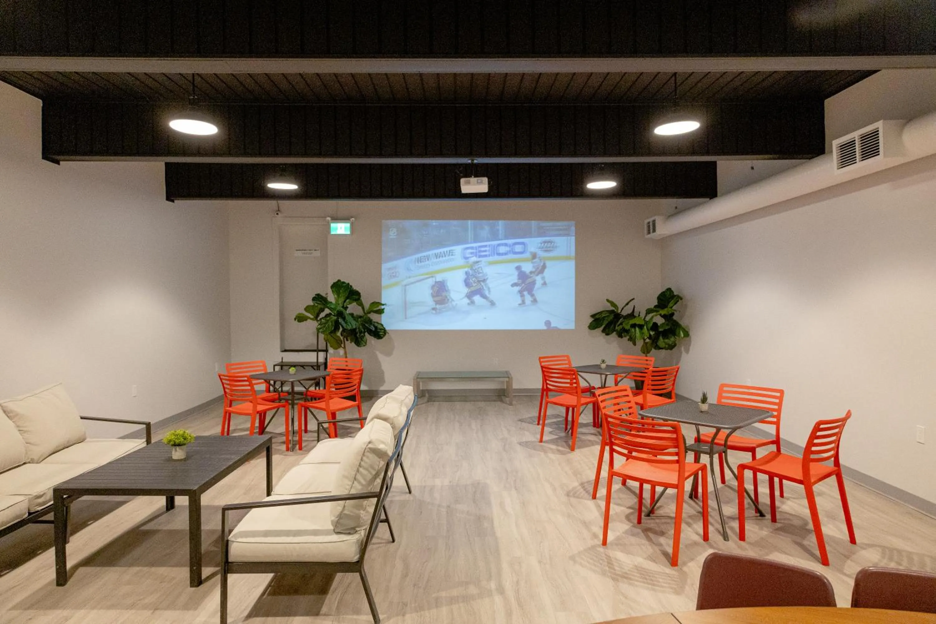 Communal lounge/ TV room in Scott's Inn & Suites