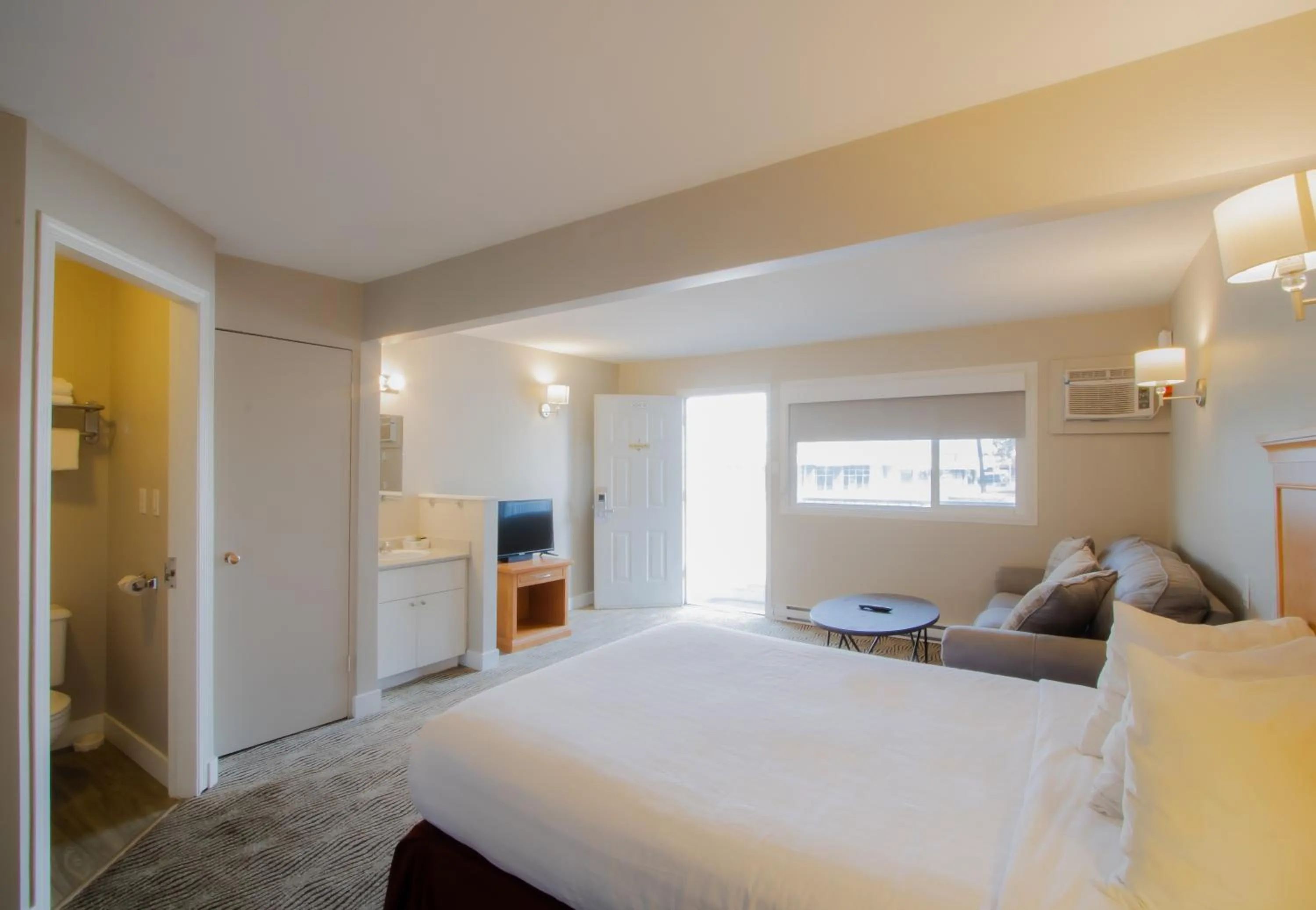 Bedroom, Bed in Scott's Inn & Suites