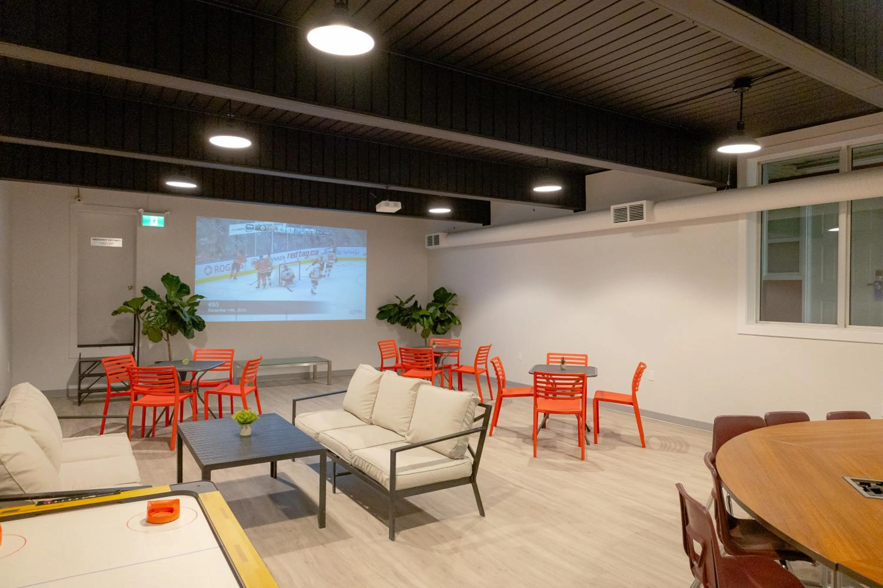 Communal lounge/ TV room in Scott's Inn & Suites