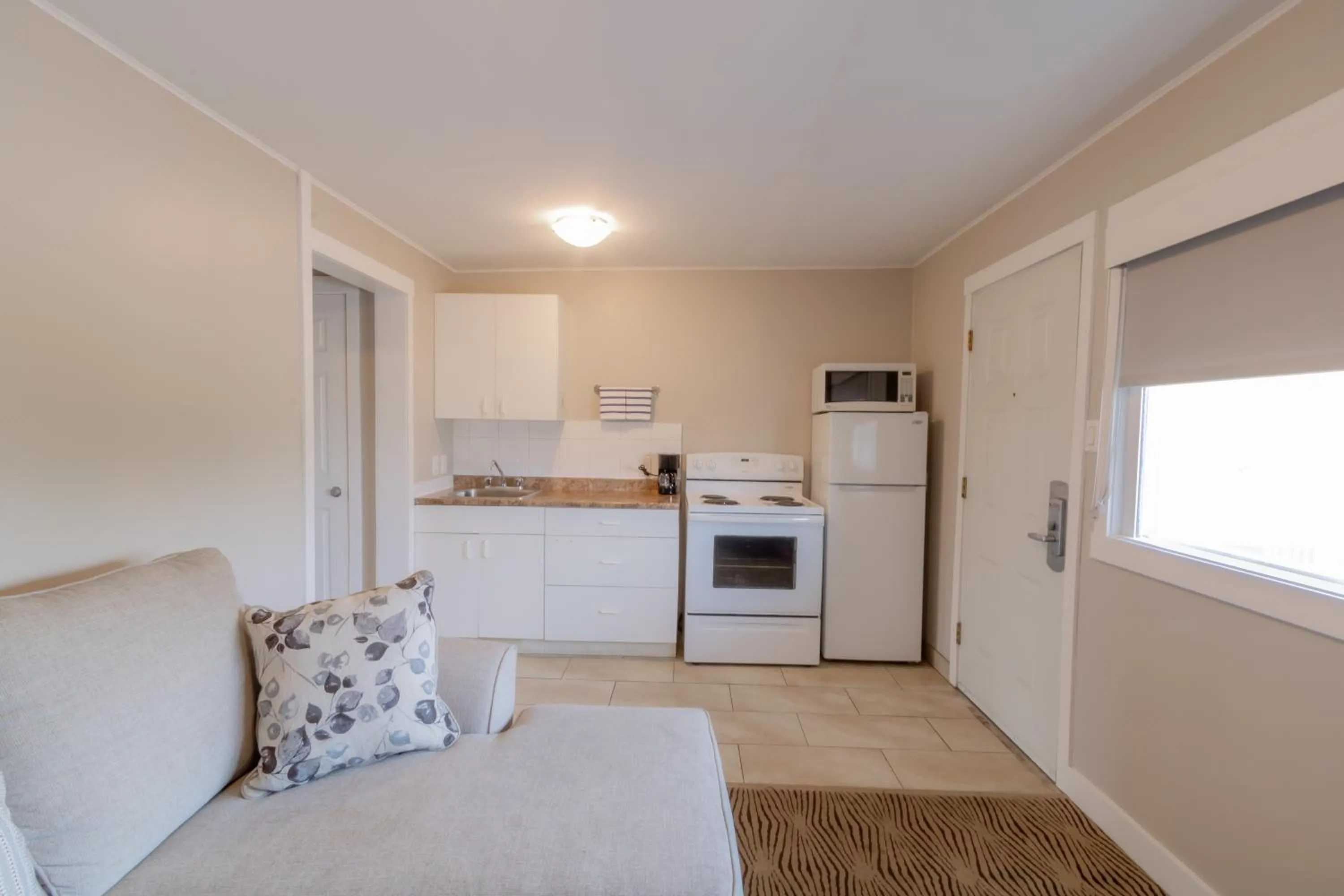 Kitchen or kitchenette in Scott's Inn & Suites