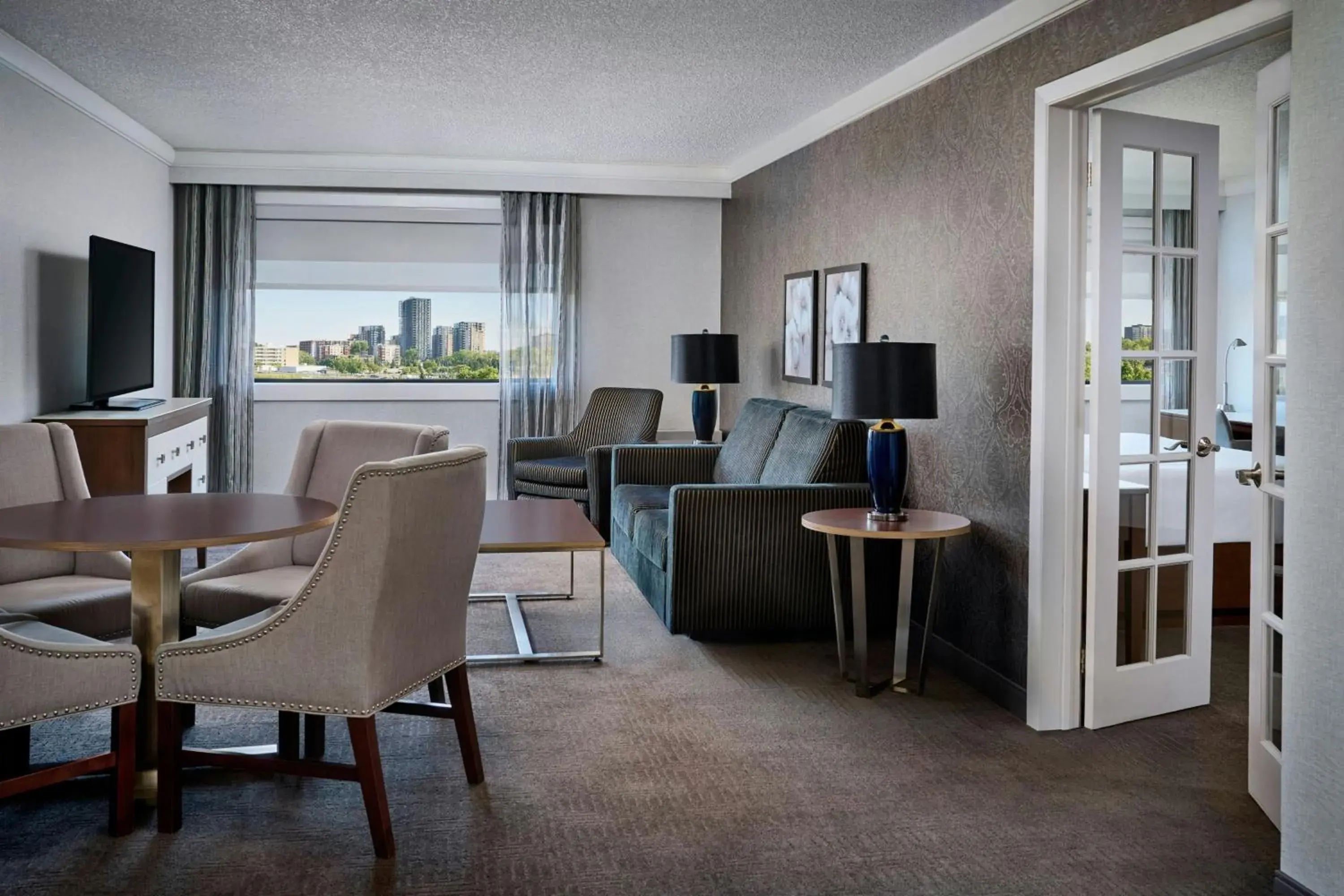 One-Bedroom Executive Suite with Whirlpool - Club Lounge Access in Sheraton Laval Hotel One-Bedroom Executive Suite with Whirlpool - Club Lounge Access in Sheraton Laval Hotel