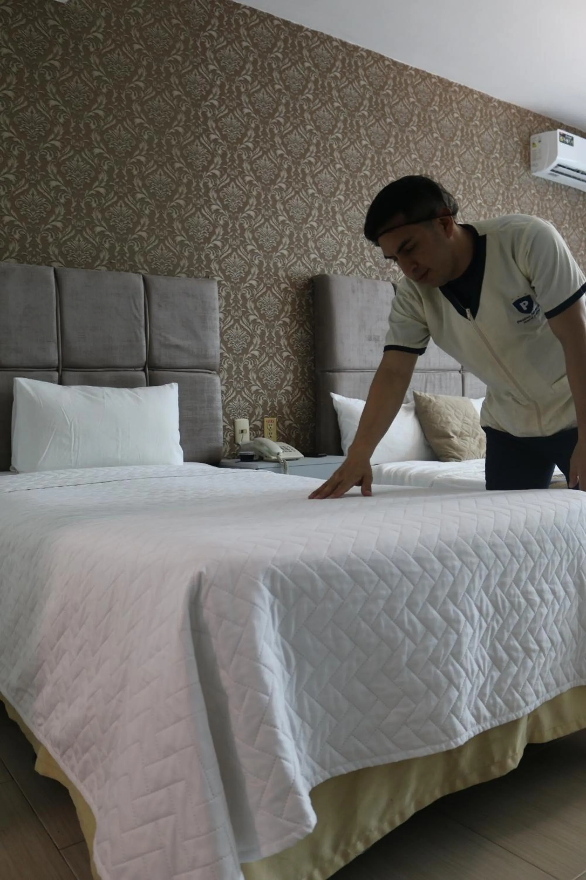 room service, Bed in Hotel Presidente Internacional