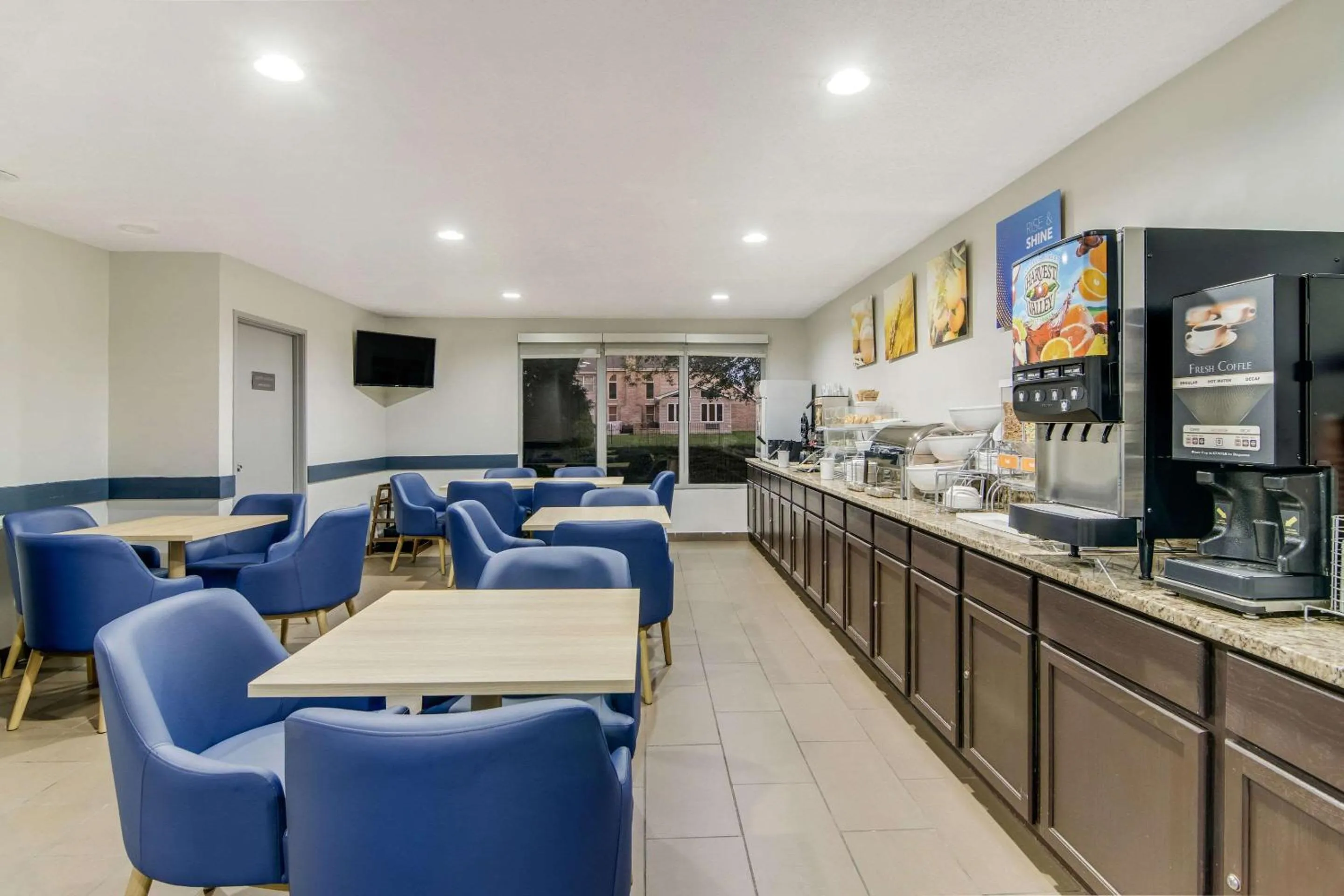 Breakfast in Comfort Suites near I-80 and I-94