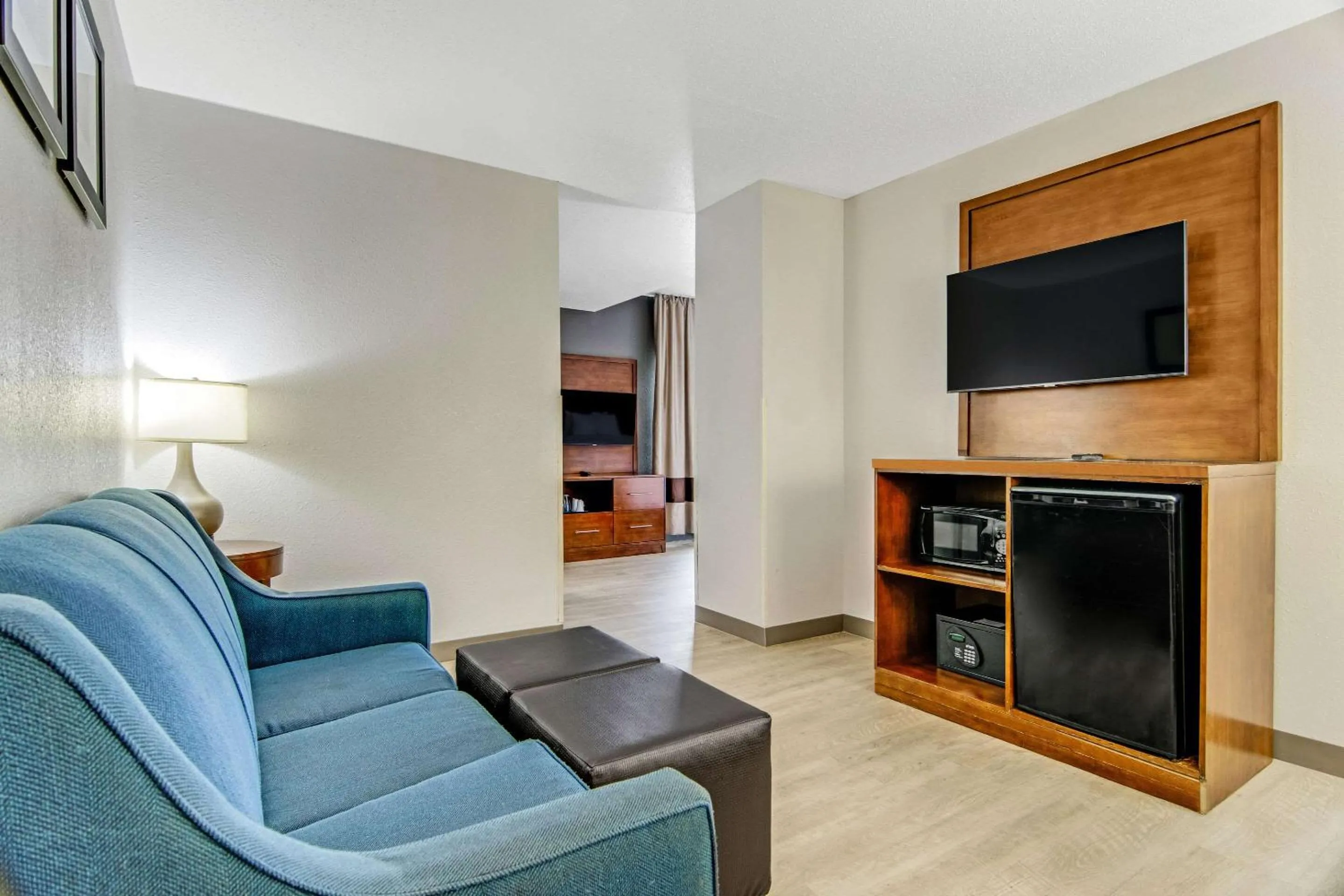 Bedroom in Comfort Suites near I-80 and I-94