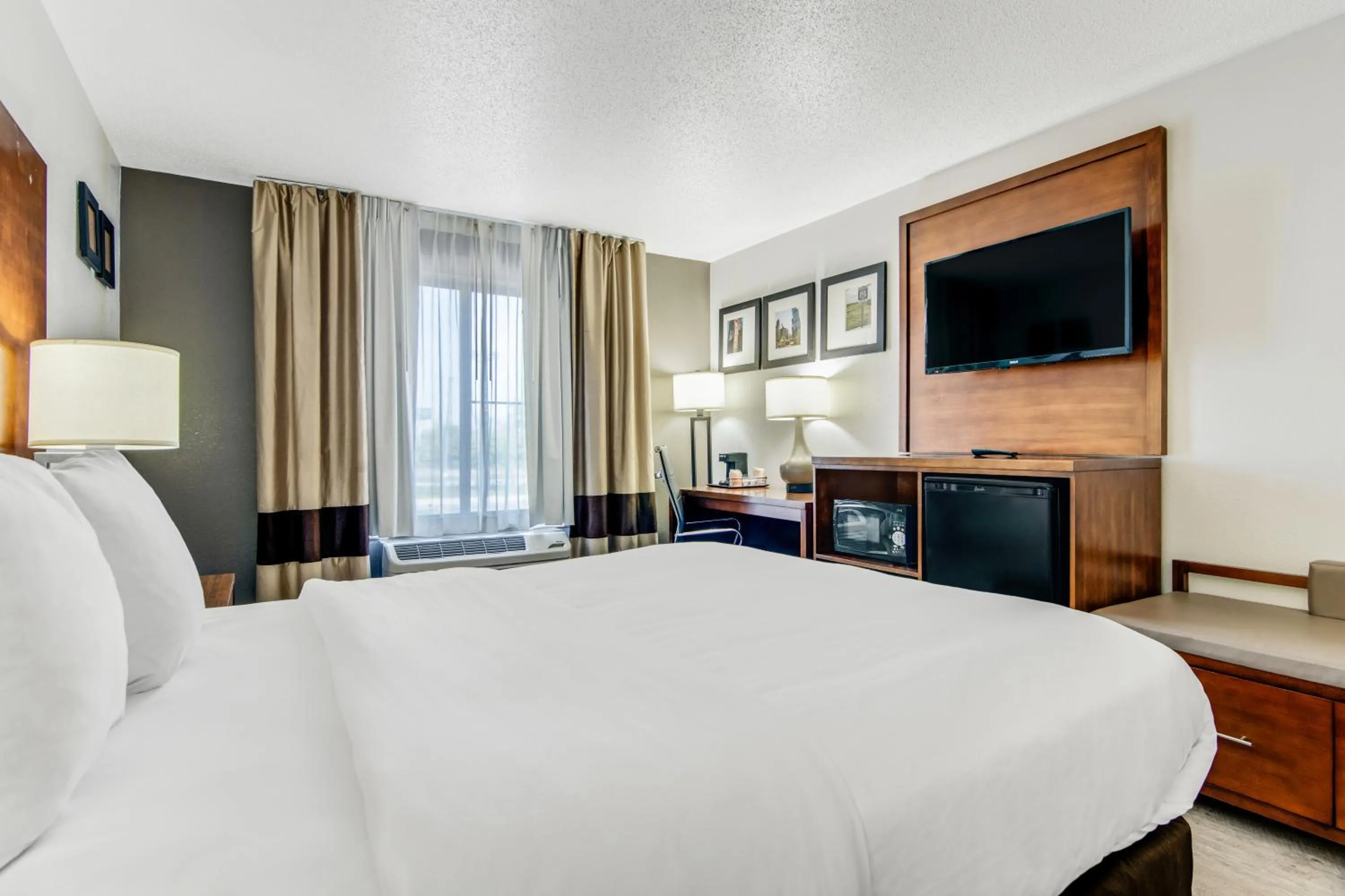 Bed in Comfort Suites near I-80 and I-94