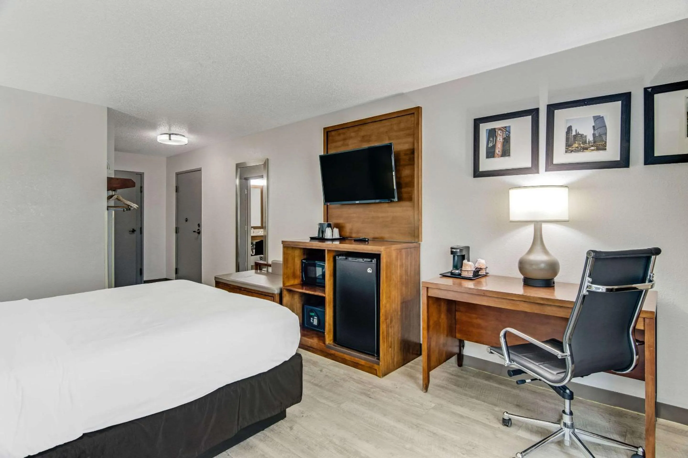 Bedroom, Bed in Comfort Suites near I-80 and I-94