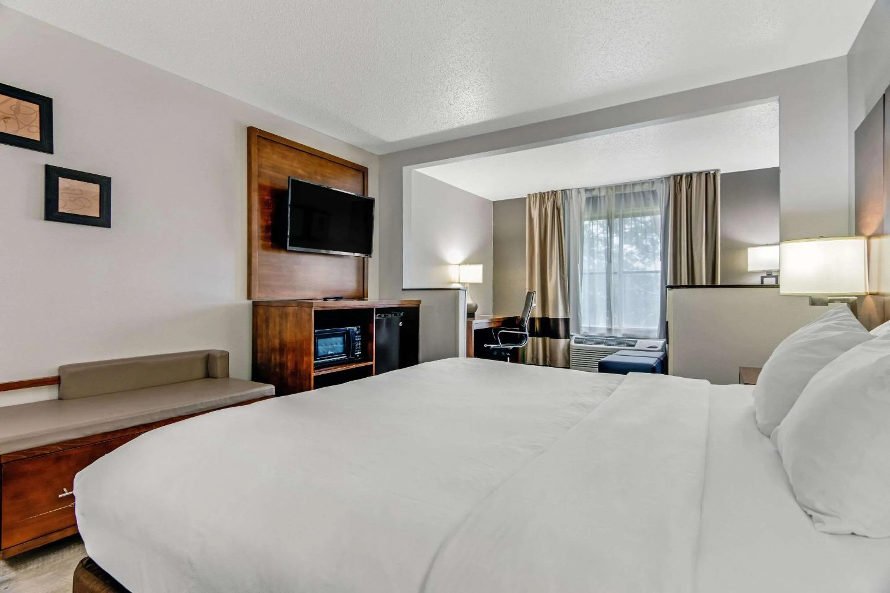 Bedroom, Bed in Comfort Suites near I-80 and I-94