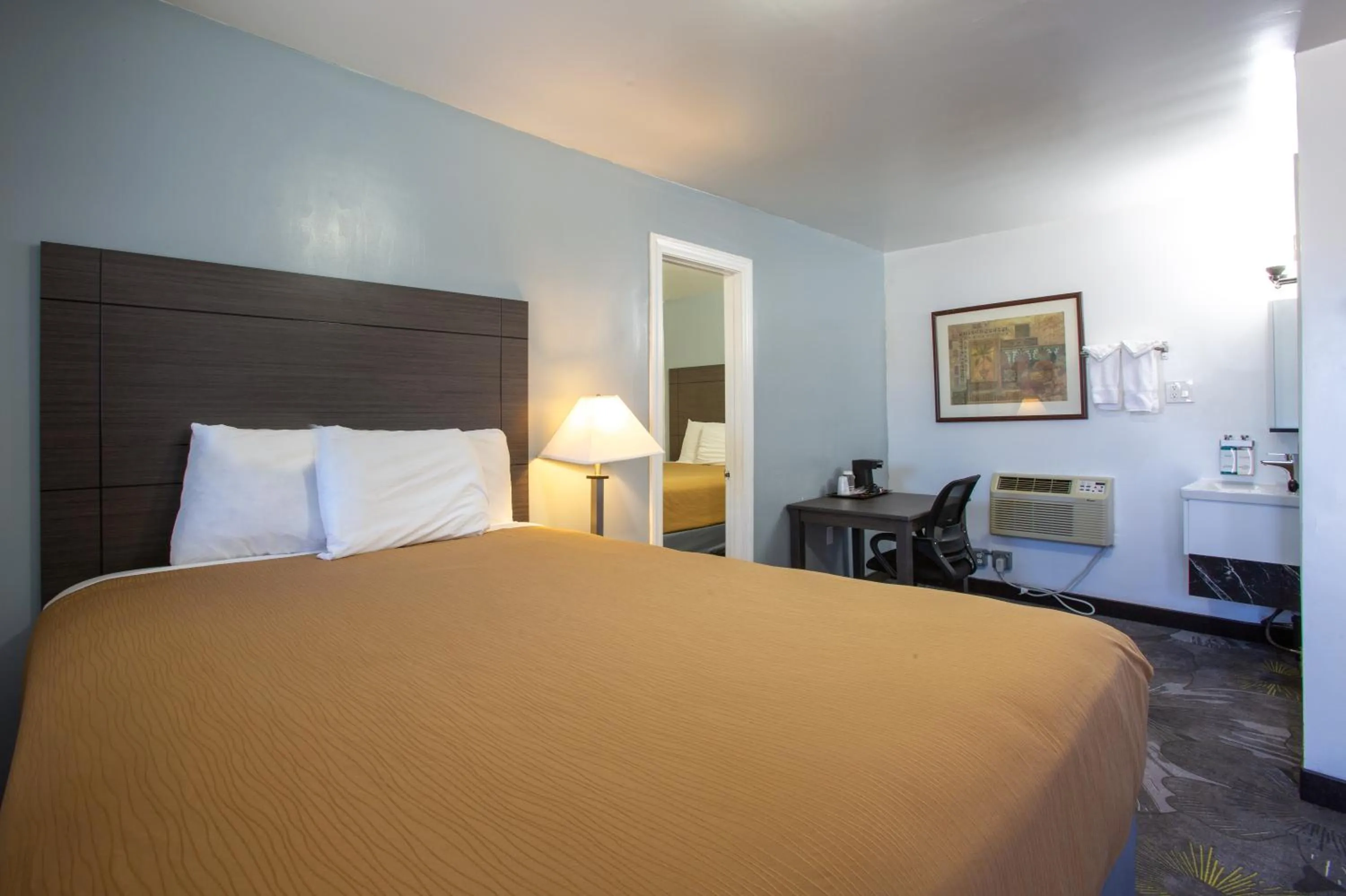 Photo of the whole room, Bed in Star Route 66 Grand Canyon