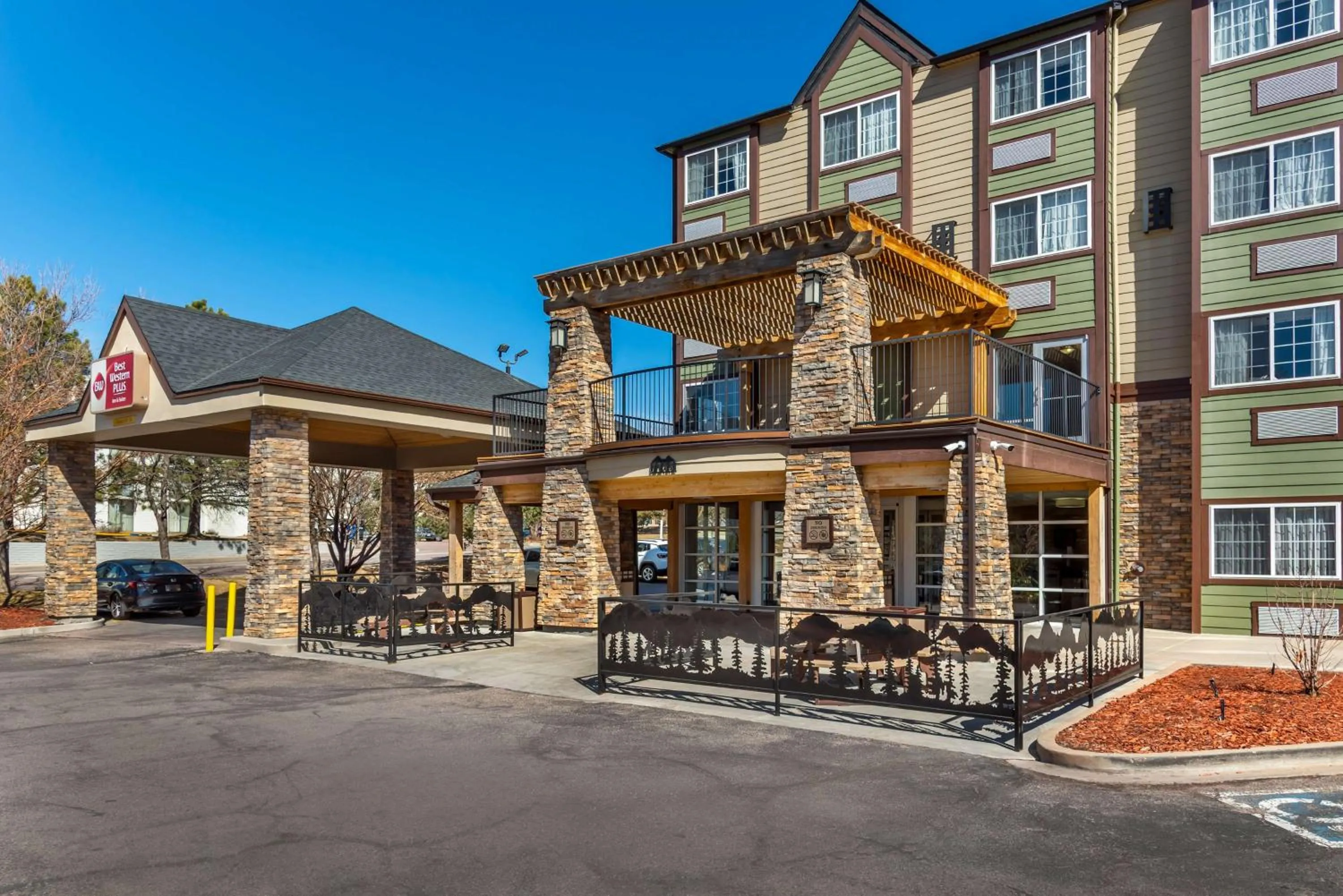 Property building in Best Western Plus Peak Vista Inn & Suites