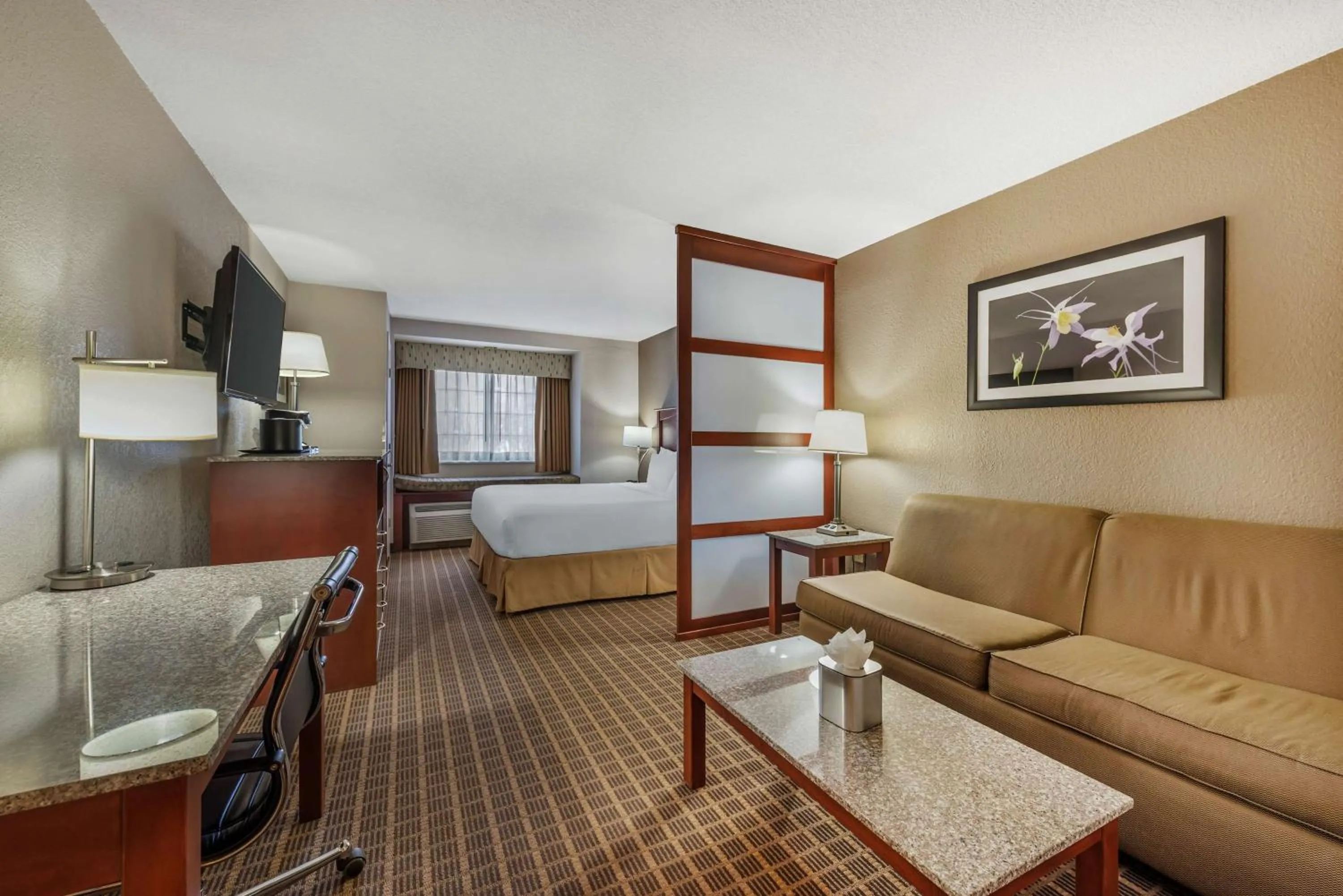 Bedroom in Best Western Plus Peak Vista Inn & Suites