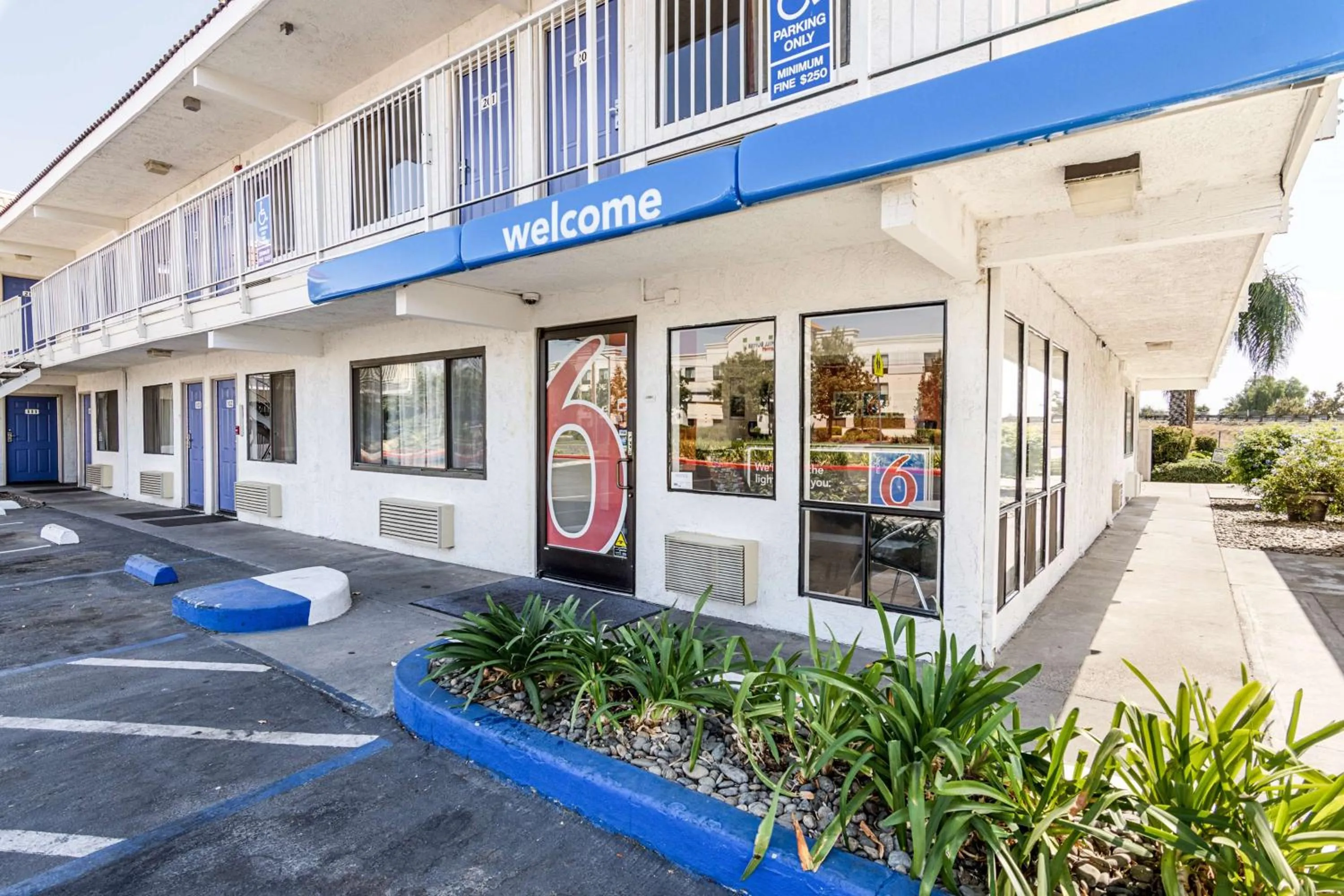 Property building in Motel 6 Modesto, CA