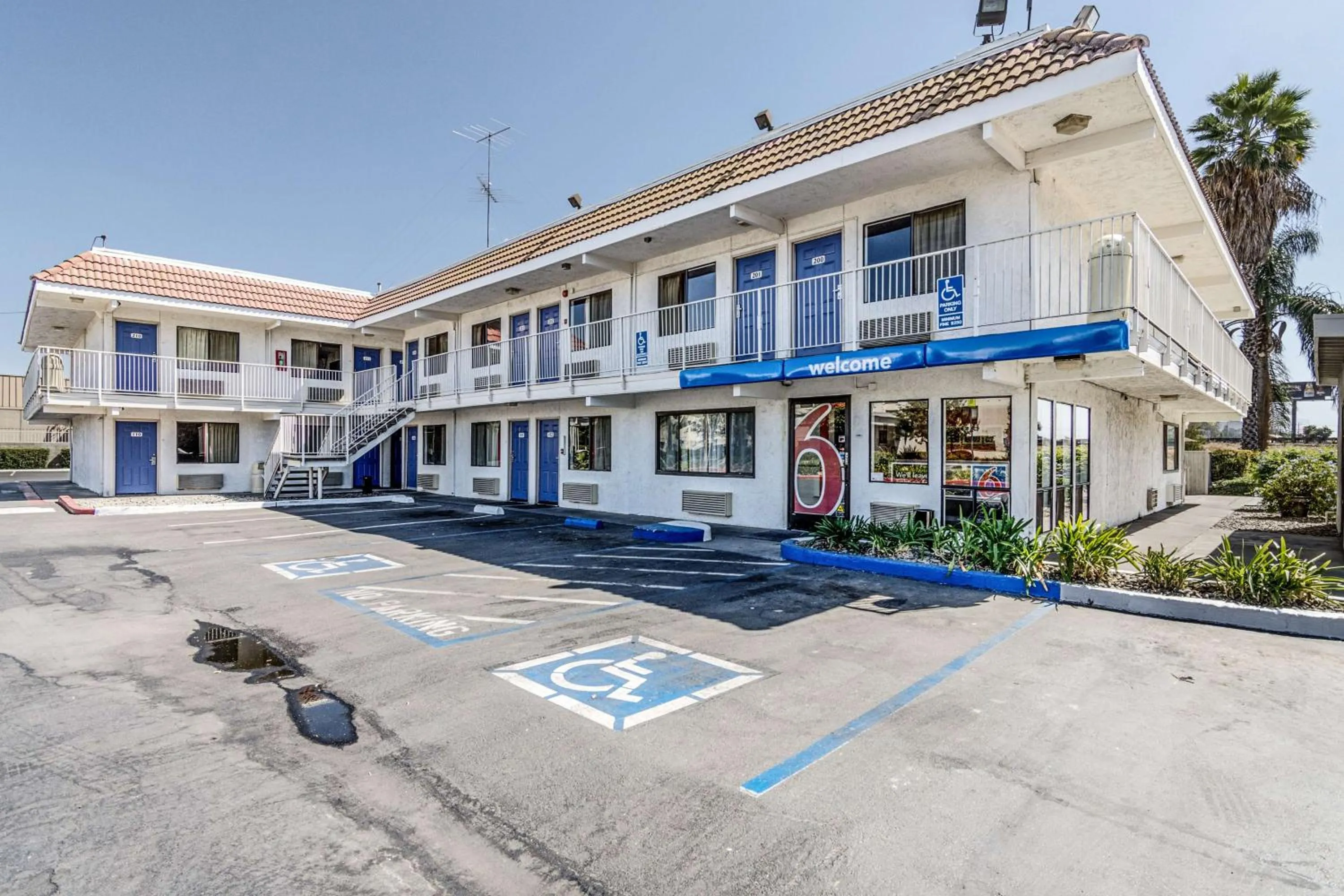 Property building in Motel 6 Modesto, CA