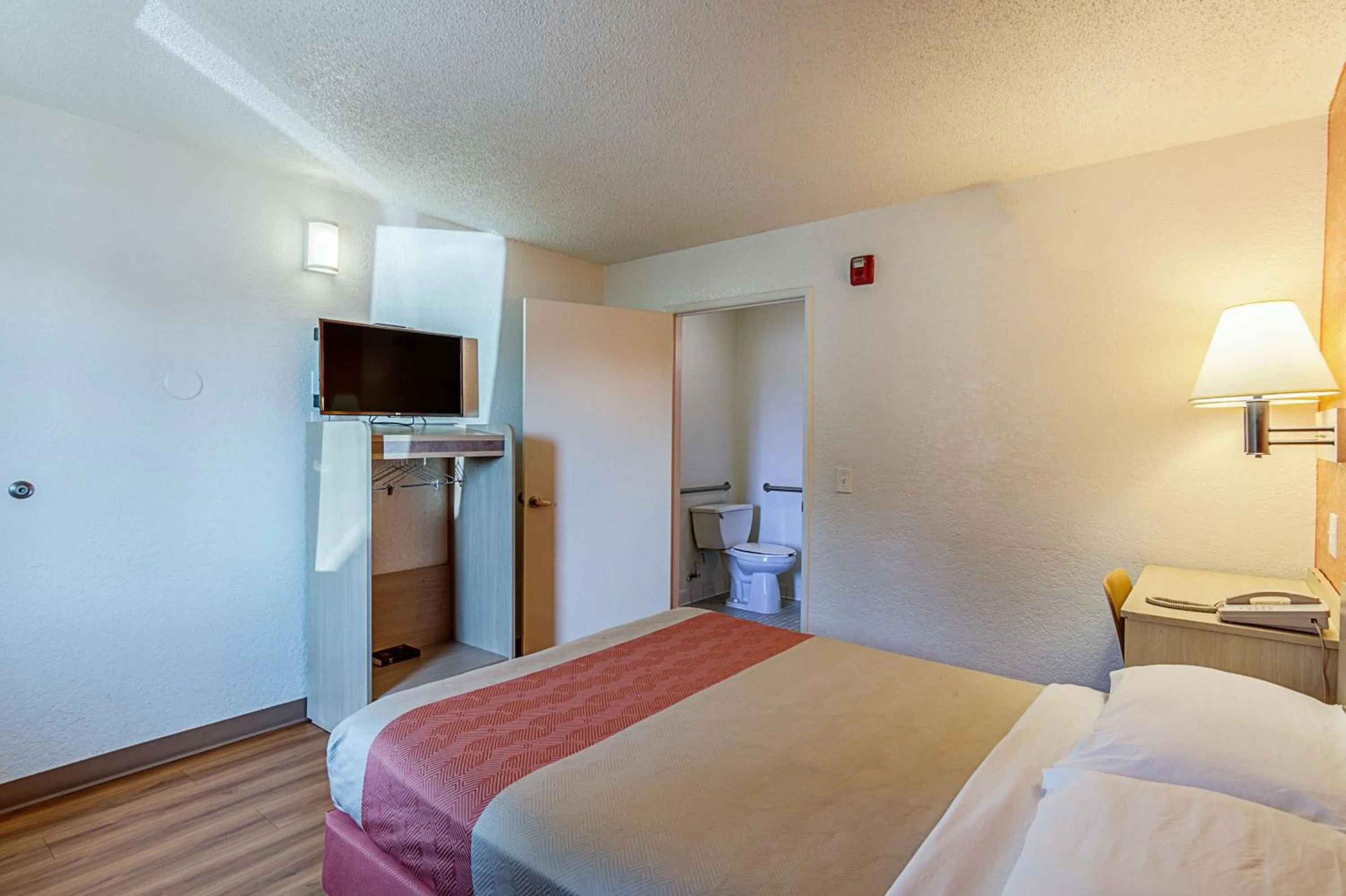 Photo of the whole room, Bed in Motel 6 Modesto, CA