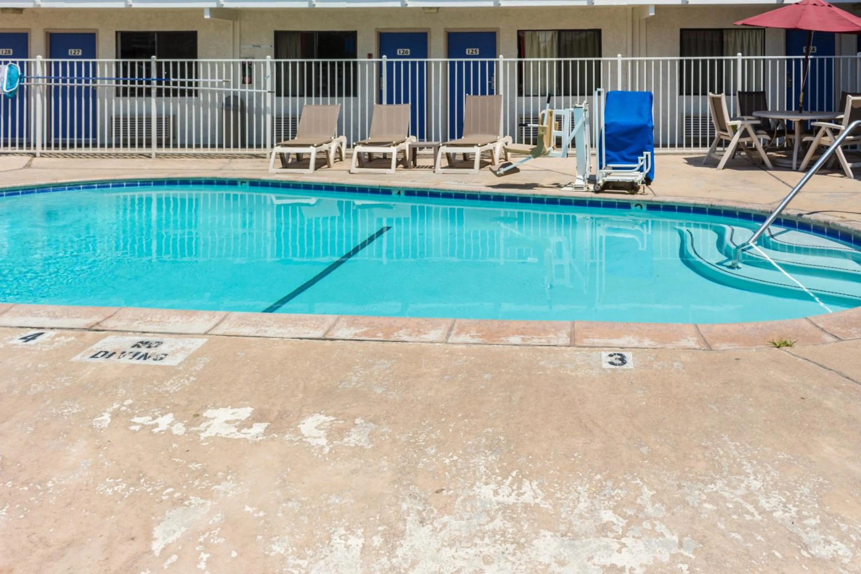 Swimming pool in Motel 6 Bakersfield, CA - Convention Center