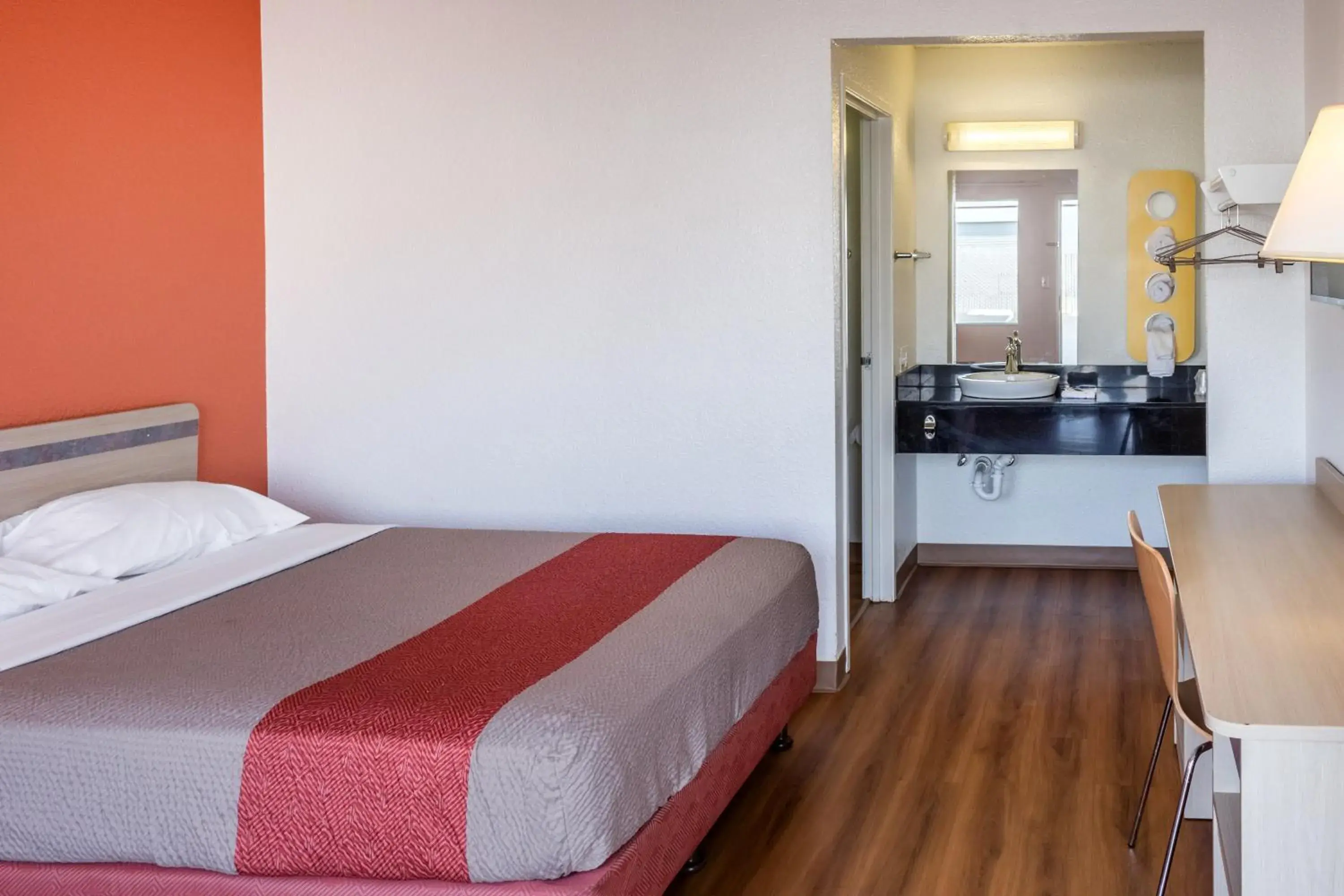 Deluxe Queen Room in Motel 6 Bakersfield, CA - Convention Center Deluxe Queen Room in Motel 6 Bakersfield, CA - Convention Center