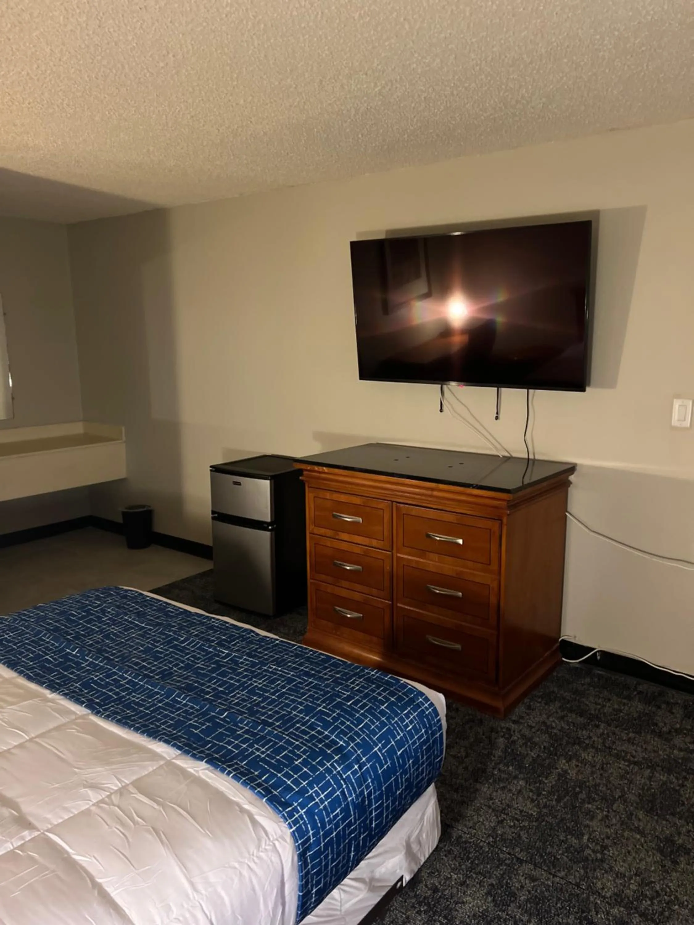 TV and multimedia, Bed in Travelodge by Wyndham Lincoln Northeast