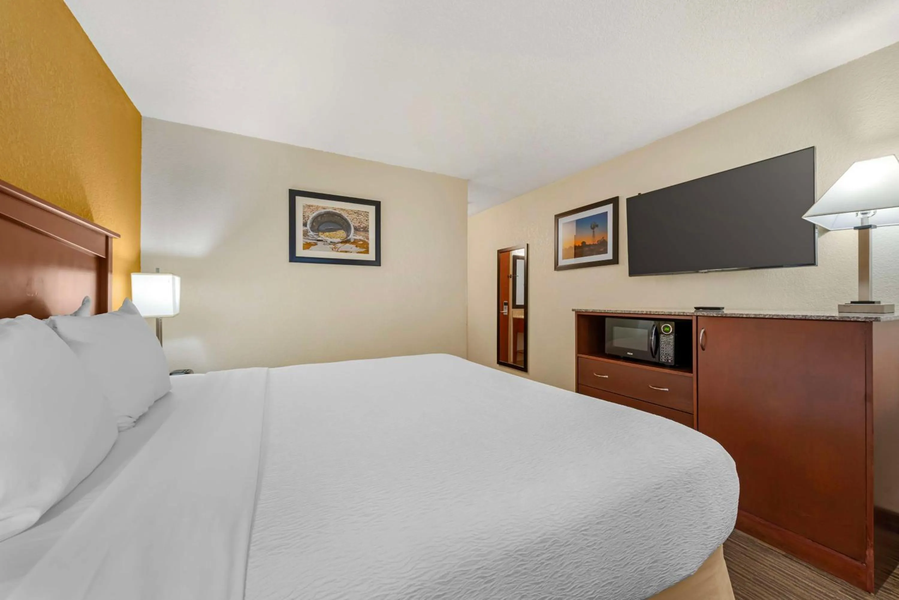 Bedroom, Bed in Best Western Executive Inn & Suites