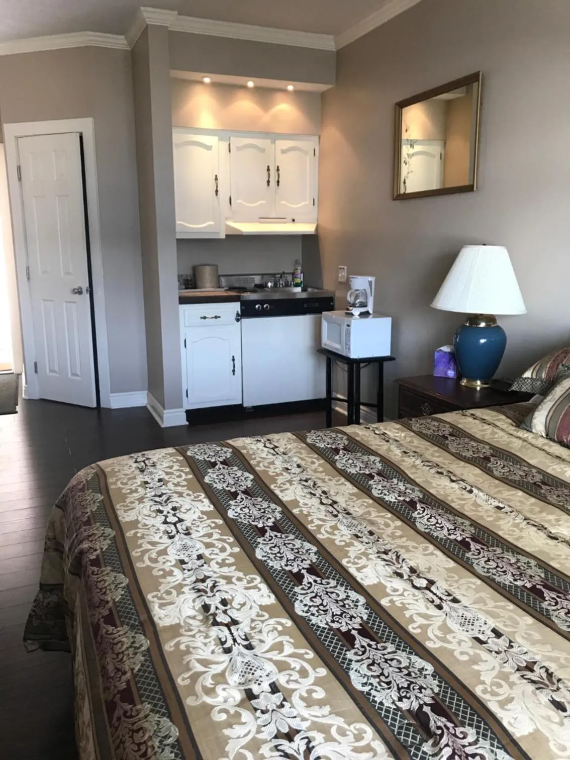 Kitchen or kitchenette, Bed in Beachcomber Inn