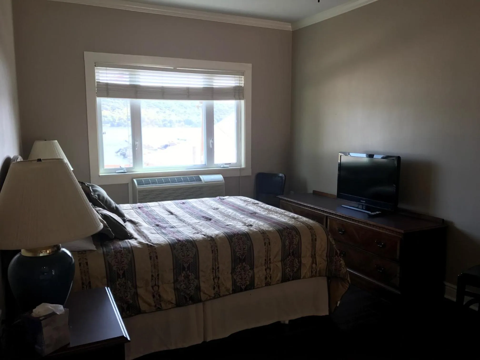 Bedroom, Bed in Beachcomber Inn