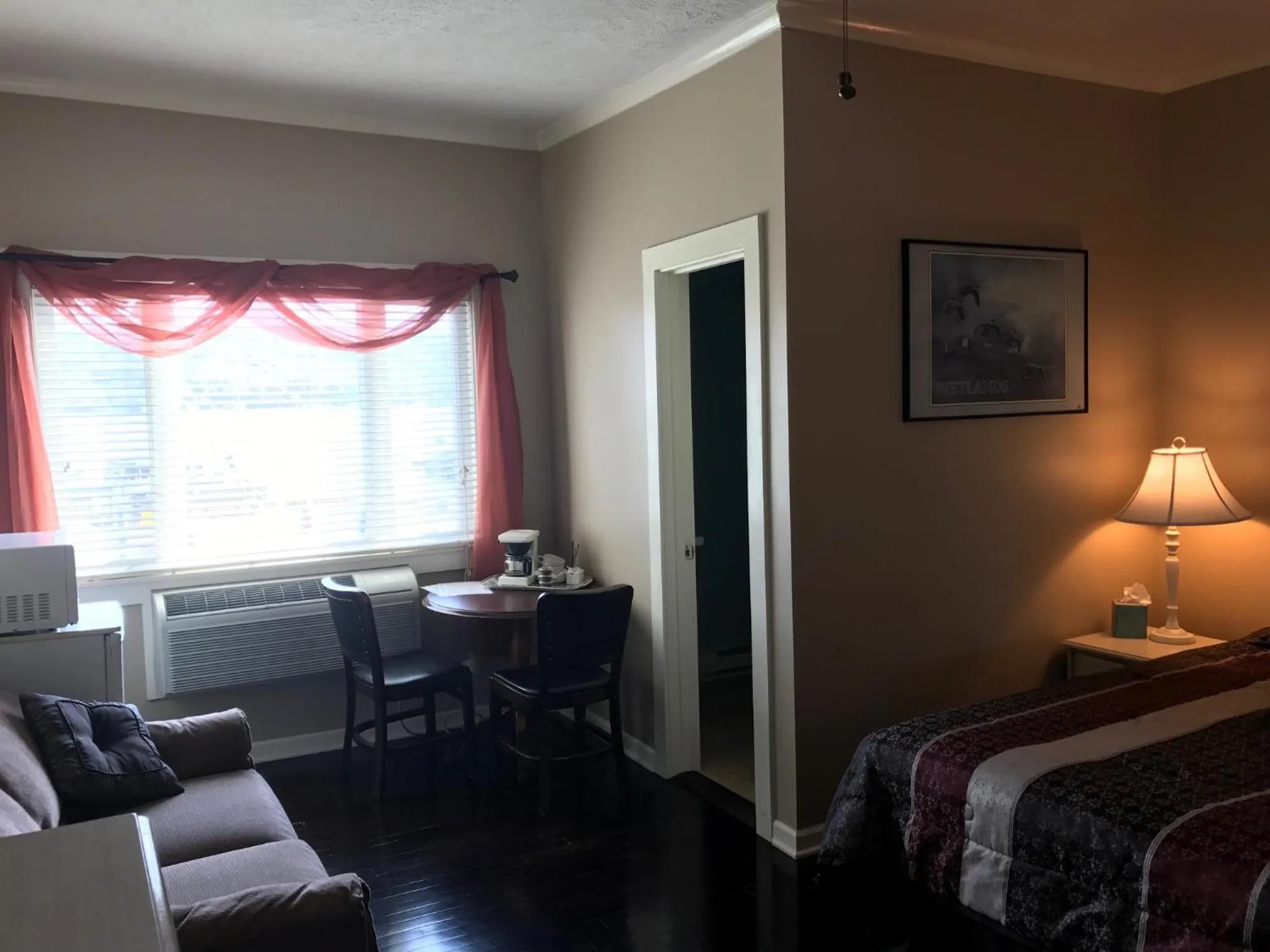 Seating area, Bed in Beachcomber Inn