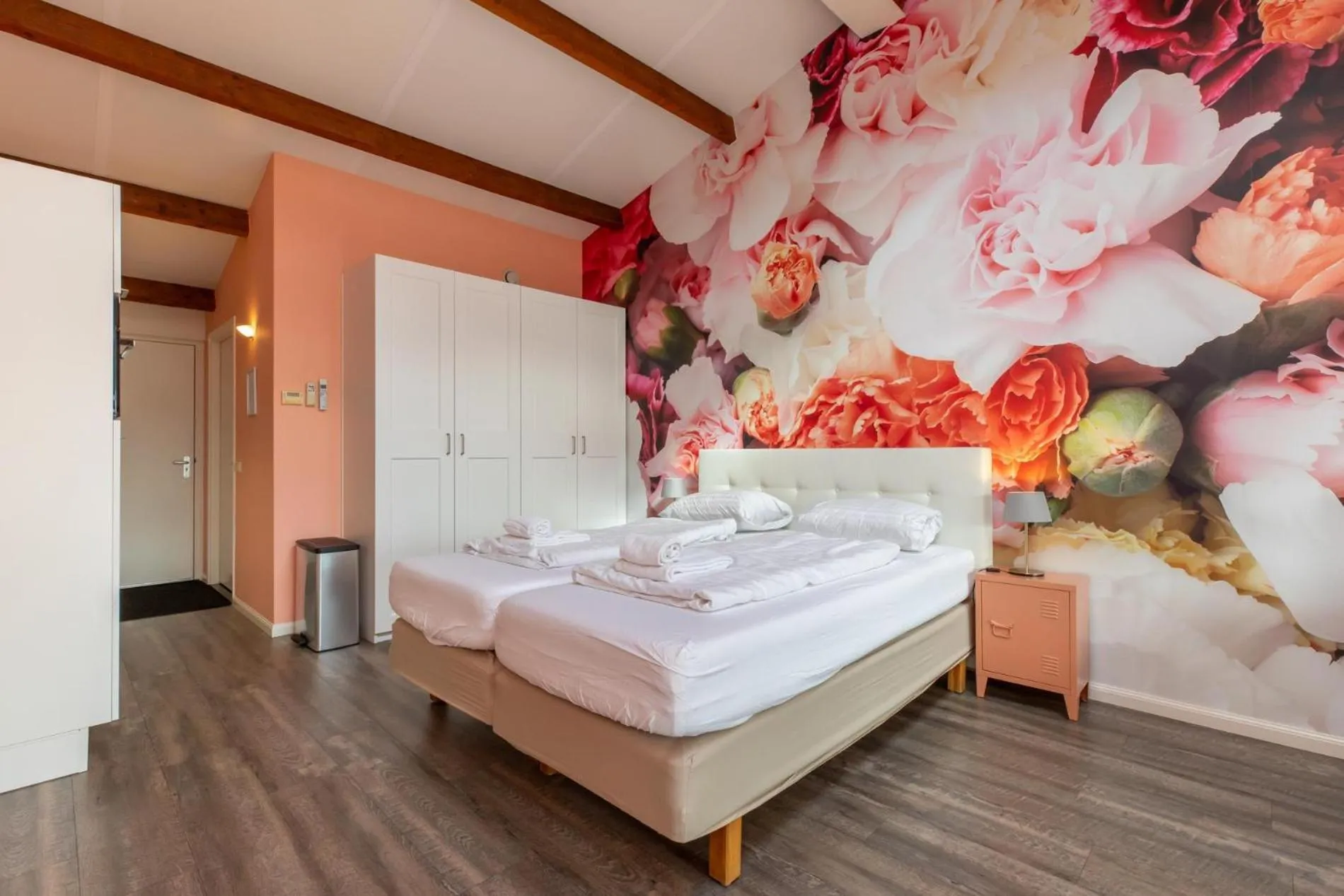 Bed in Welcome in - Sint-Anthonijshoek, studio's met eigen tuin, theeschenkerij en pluktuin