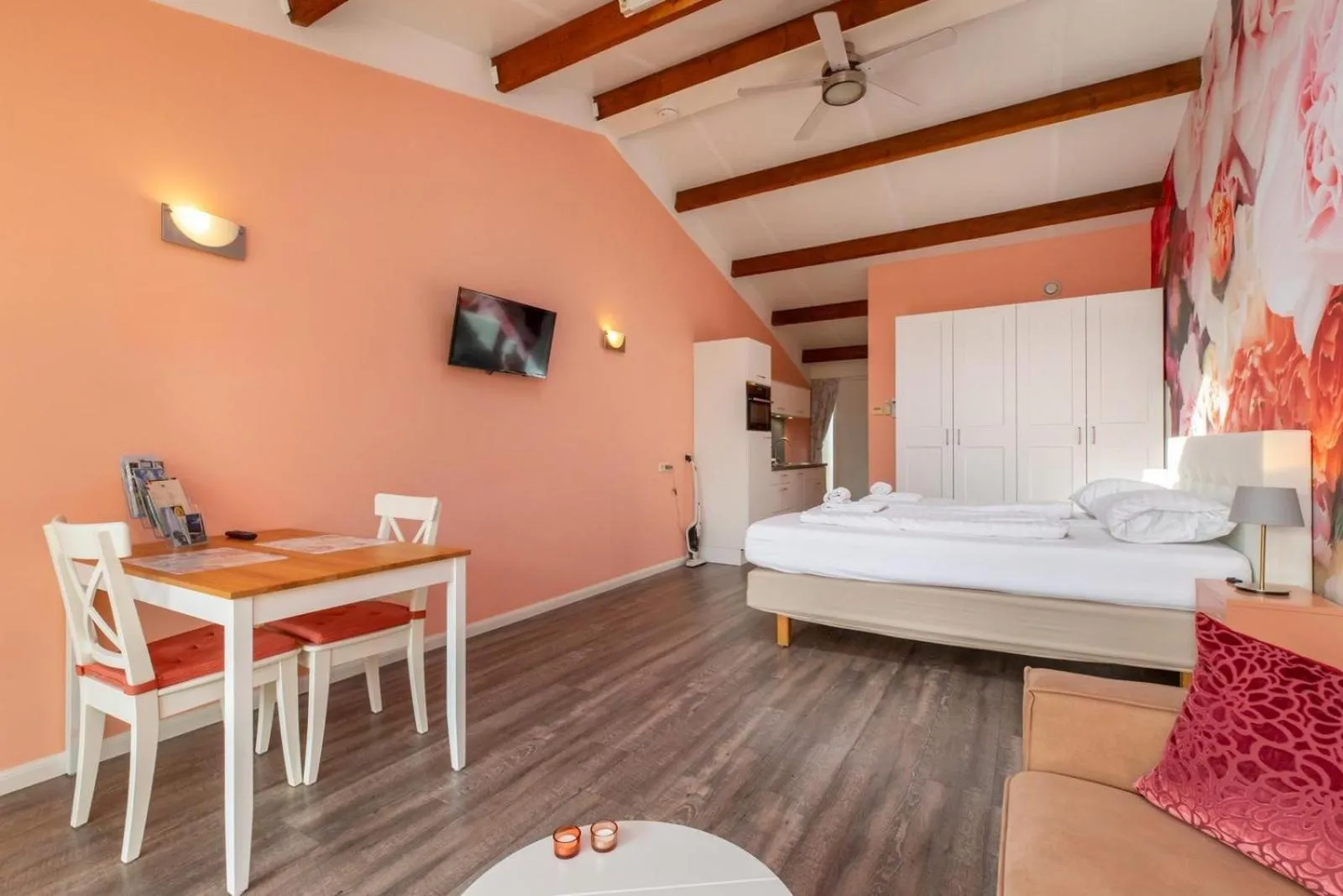 Bed in Welcome in - Sint-Anthonijshoek, studio's met eigen tuin, theeschenkerij en pluktuin