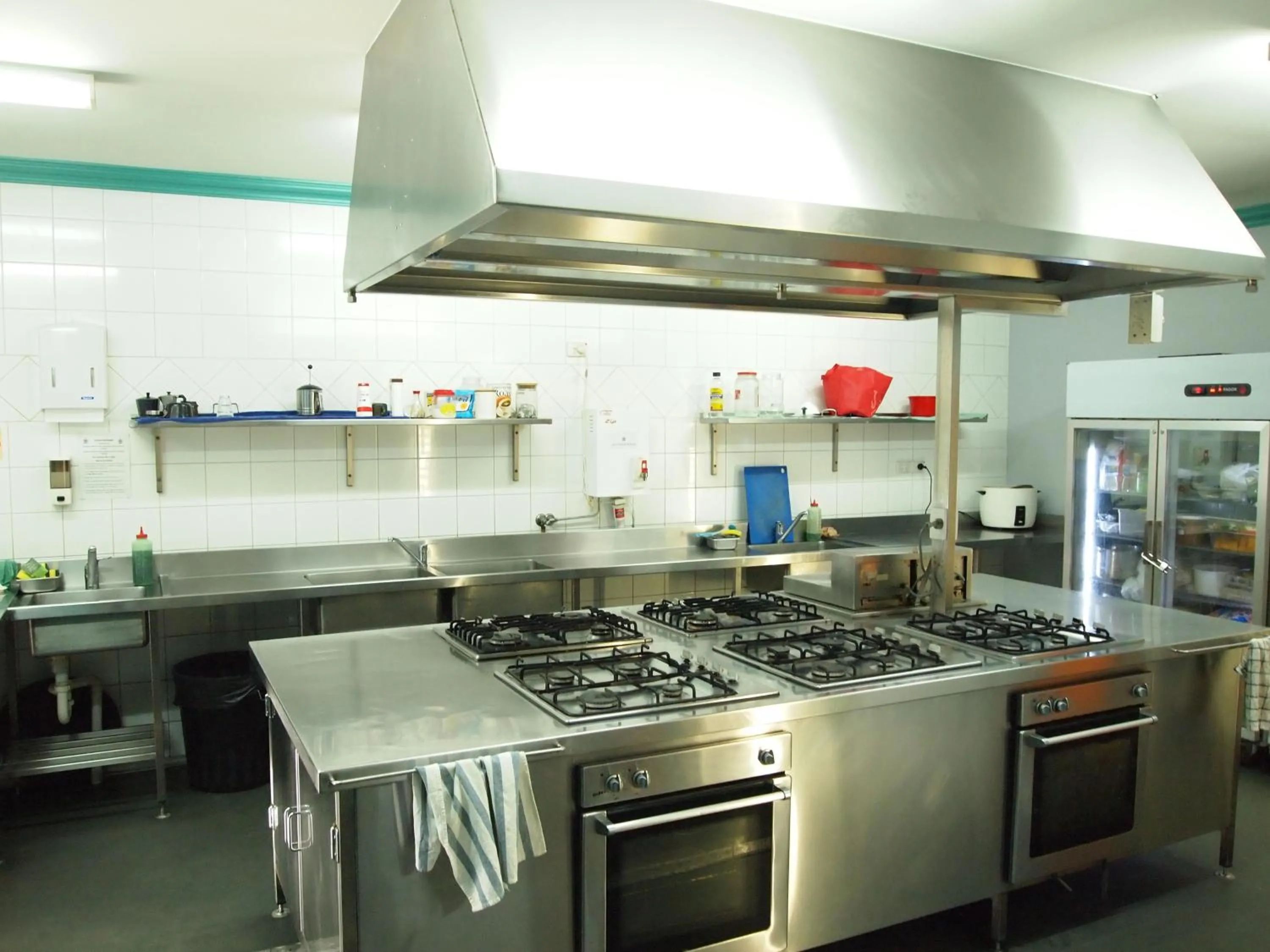 Kitchen or kitchenette in The Emperors Crown Hostel